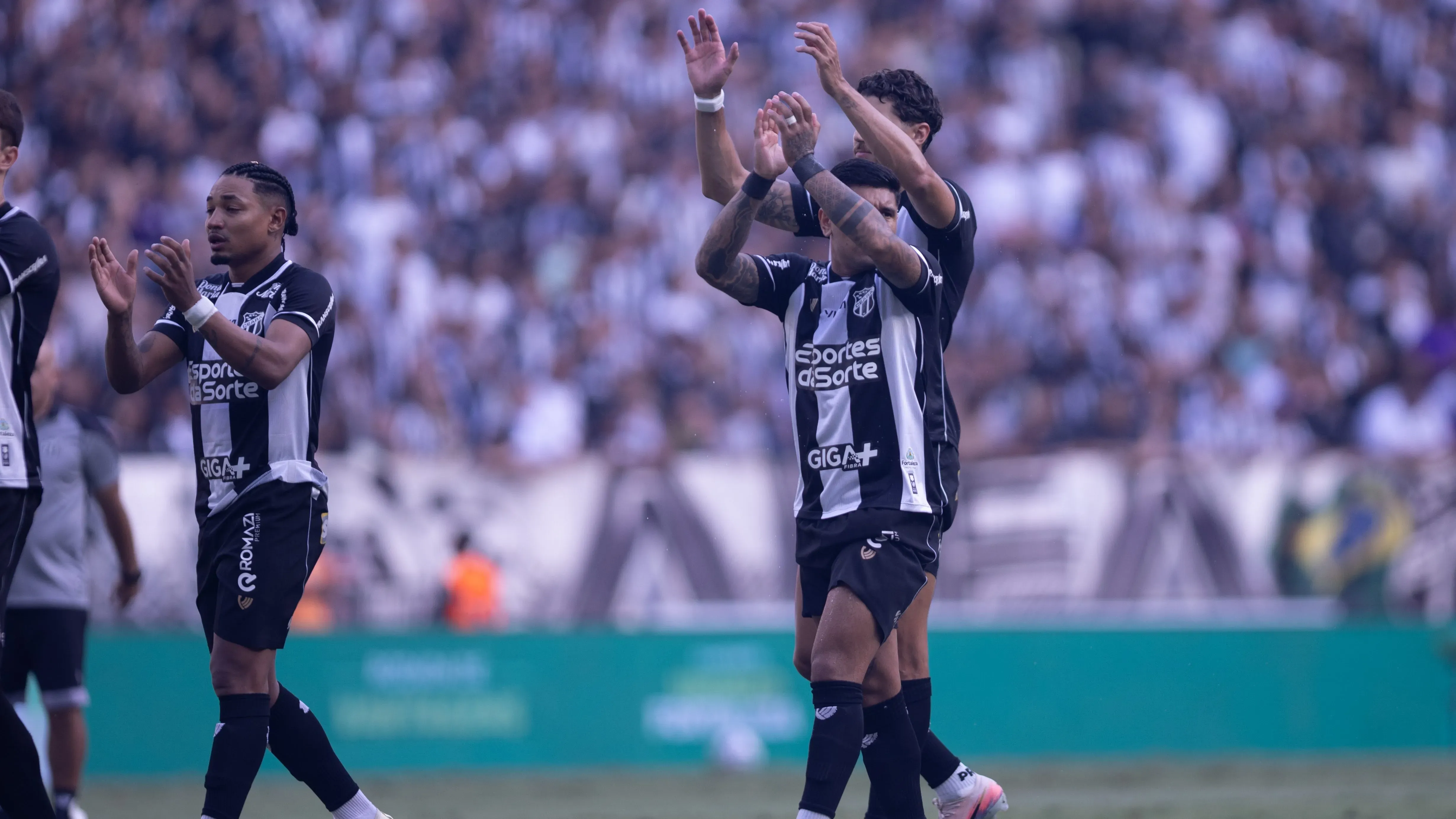 Atletas do Ceará agradecendo o apoio da torcida na Arena Castelão. Foto: Baggio Rodrigues/AGIF