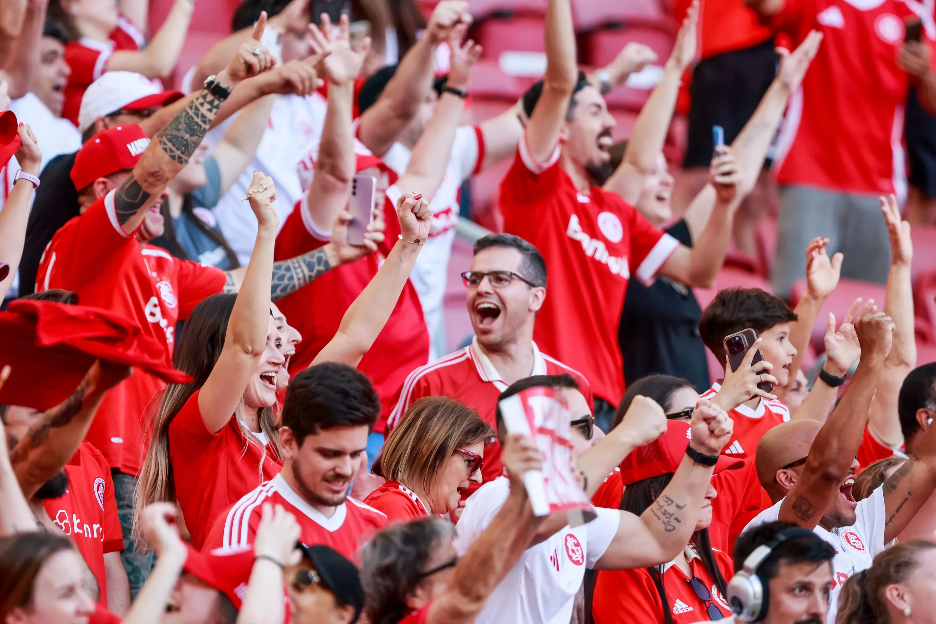 Torcida do Inter emocionada no Beira-Rio. Foto: Luiz Erbes/AGIF