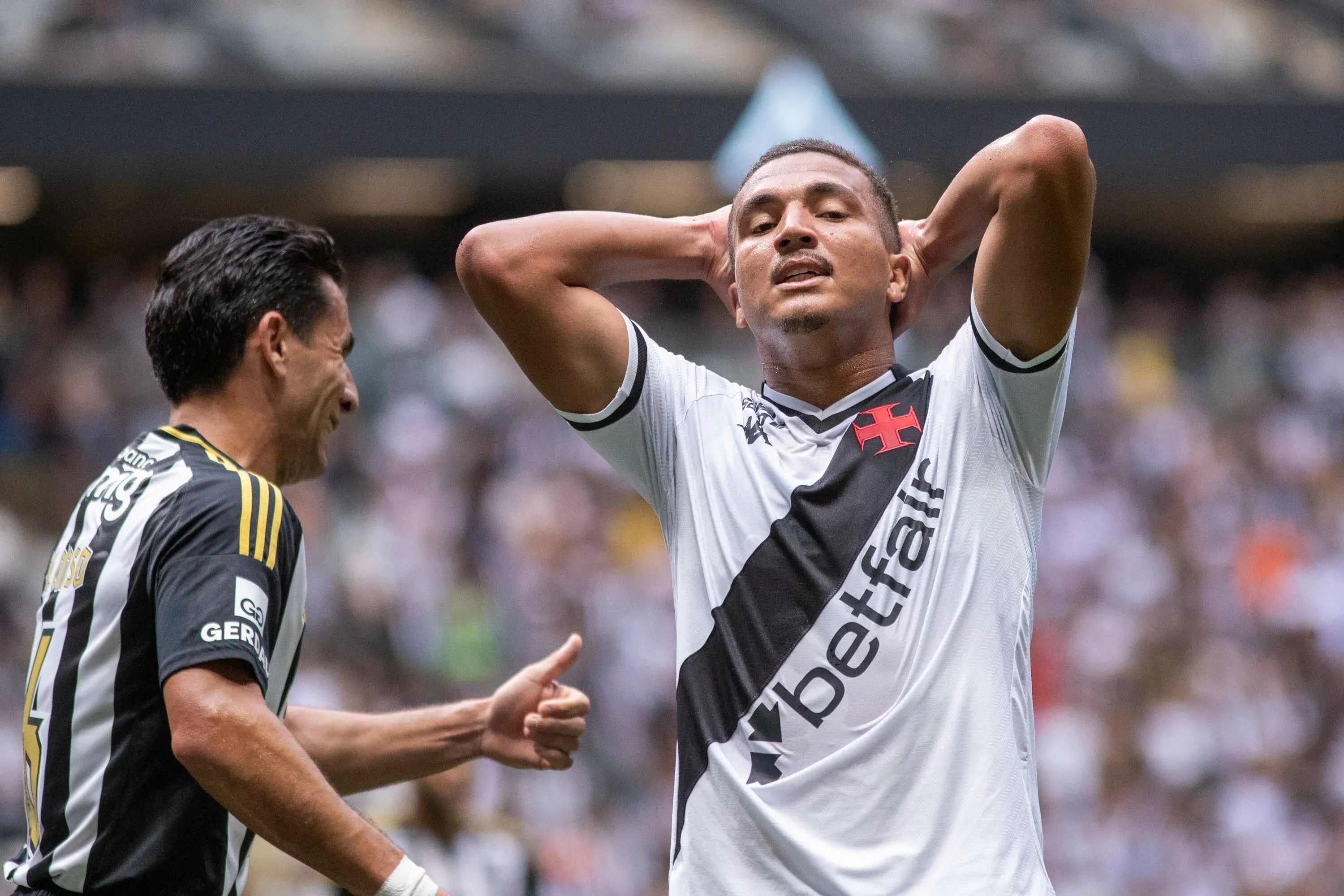 Matheus Carvalho jogador do Vasco durante partida contra o Atletico-MG no estadio Arena MRV pelo campeonato Brasileiro A 2025. Foto: Fernando Moreno/AGIF