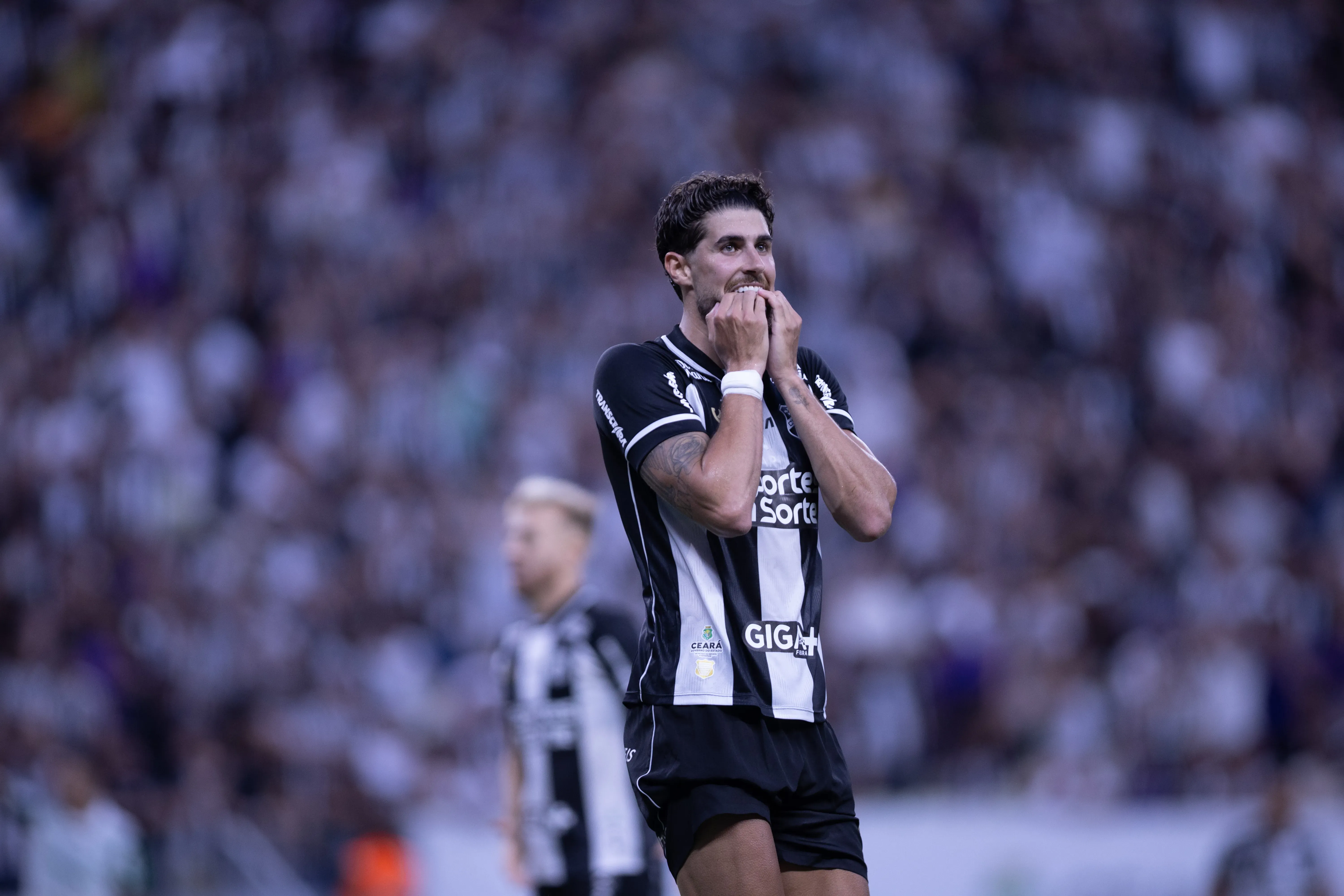 pedro Raul jogador do Ceara lamenta durante partida contra o Palmeiras no estadio Arena Castelao pelo campeonato Brasileiro A 2025. Foto: Baggio Rodrigues/AGIF