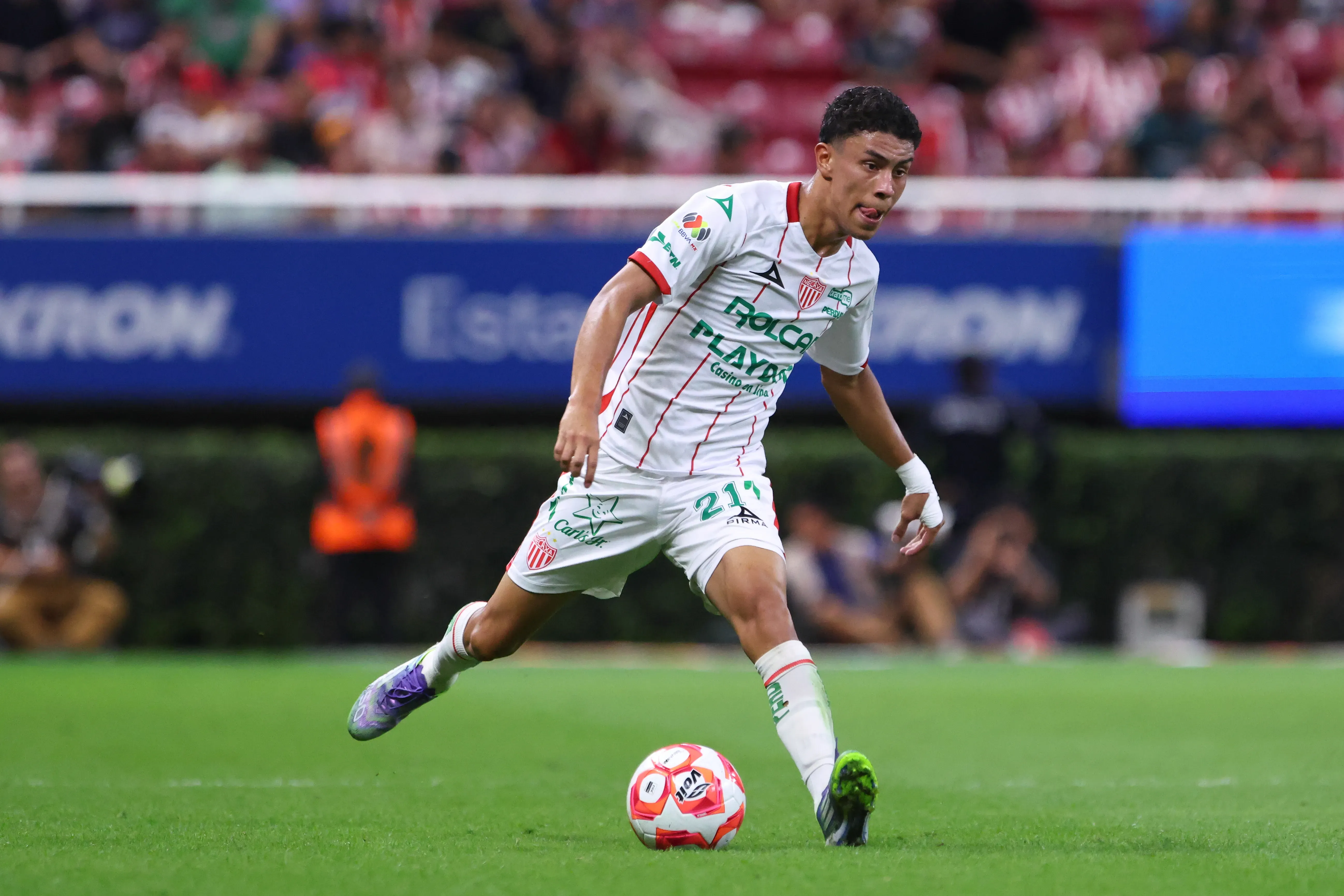 Johan Rojas durante confronto entre Chivas e Necaxa no Campeonato Mexicano de 2025. (Photo by Simon Barber/Getty Images)