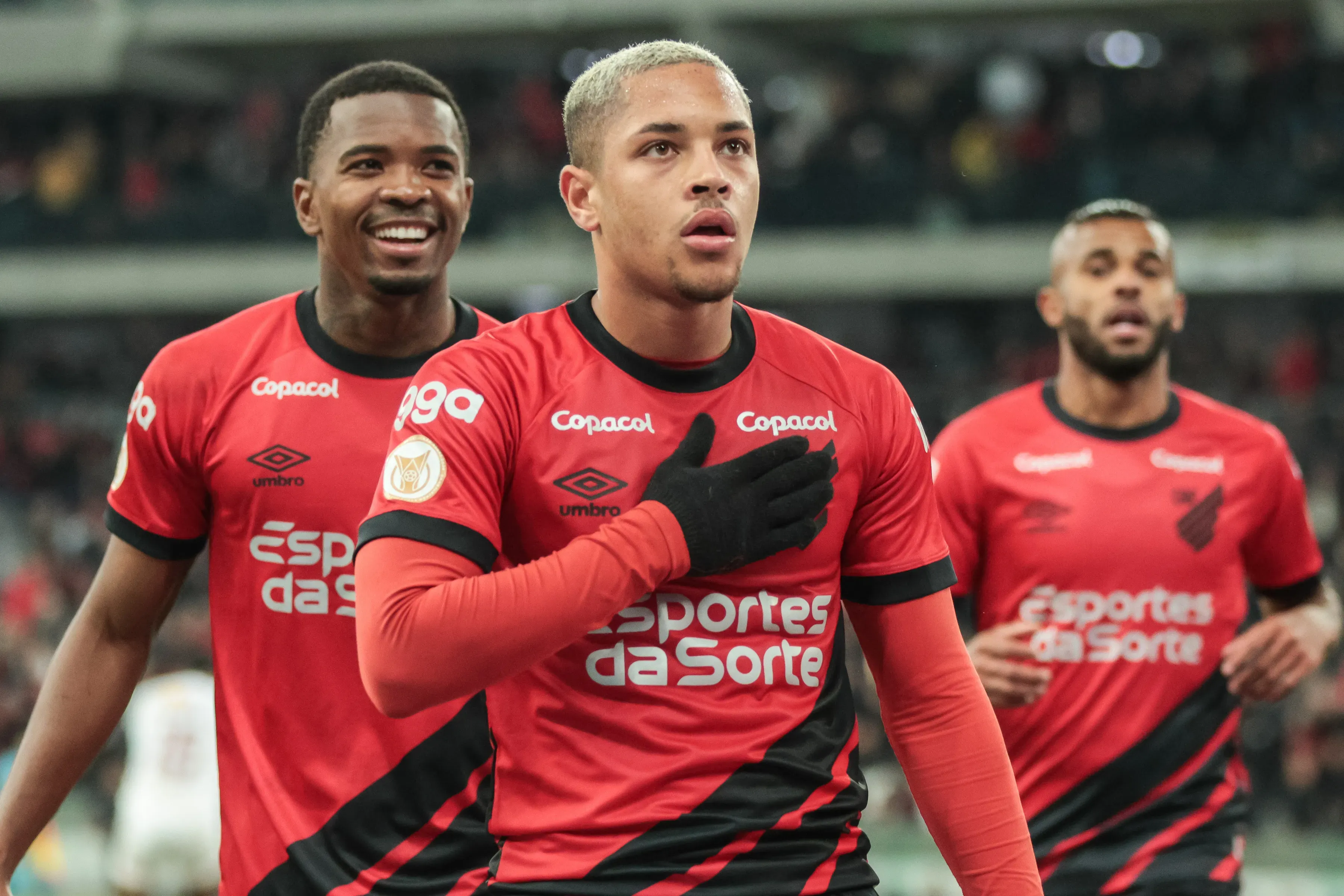 Vitor Roque jogador do Athletico-PR comemora seu gol da sua equipe durante partida contra o Fluminense no estadio Arena da Baixada pelo campeonato Brasileiro A 2023. Foto: Robson Mafra/AGIF