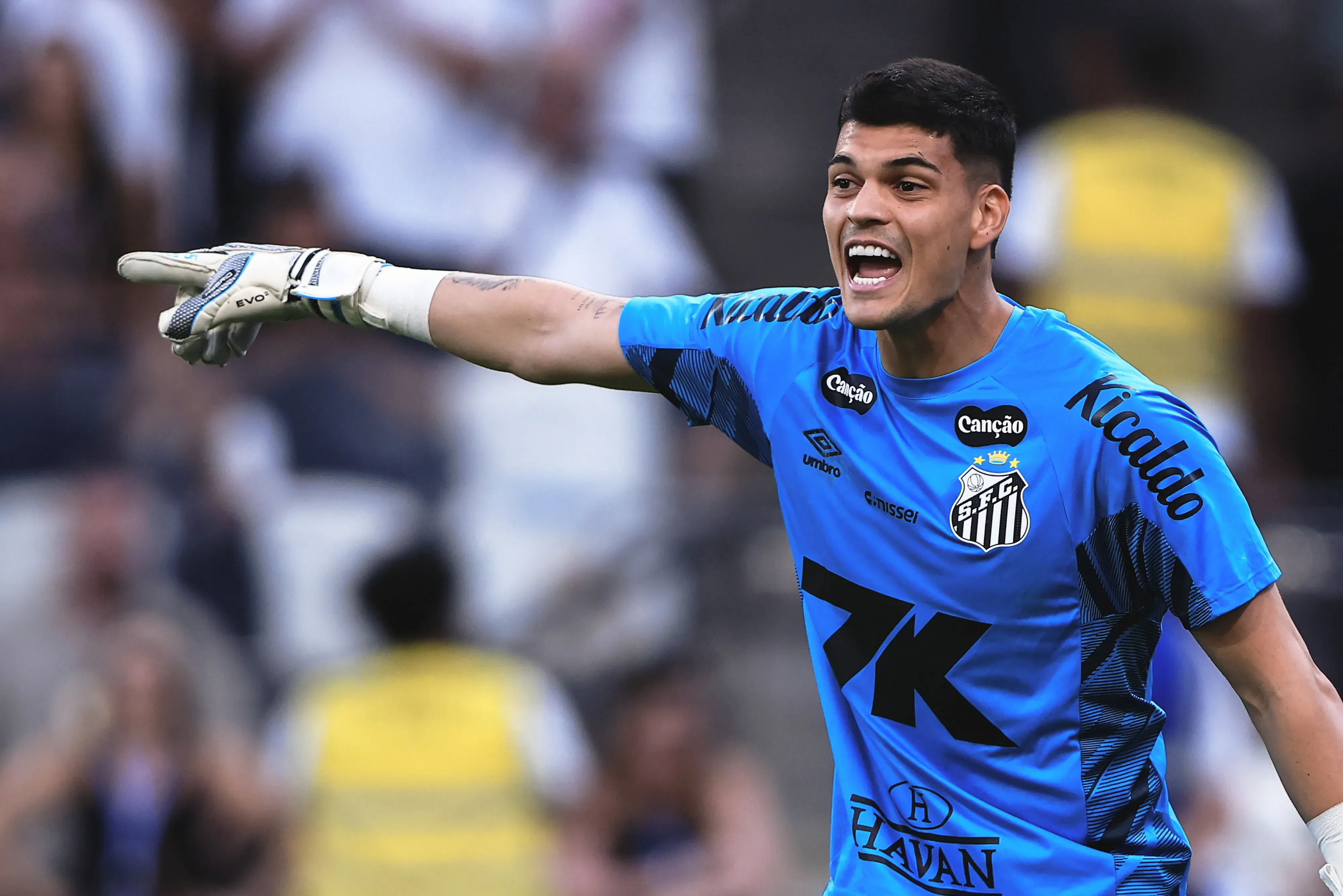 Gabriel Brazao goleiro do Santos durante partida contra o Corinthians no estadio Arena Corinthians pelo campeonato Brasileiro A 2025. Foto: Ettore Chiereguini/AGIF