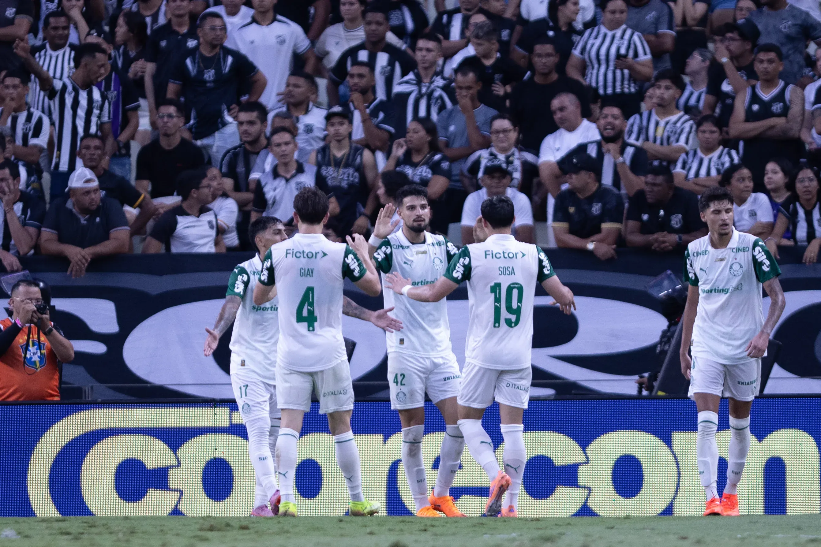 CE – FORTALEZA – 07/12/2025 – BRASILEIRO A 2025, CEARA X PALMEIRAS – Flaco Lopes jogador do Palmeiras comemora seu gol durante partida contra o Ceara no estadio Arena Castelao pelo campeonato Brasileiro A 2025. Foto: Baggio Rodrigues/AGIF