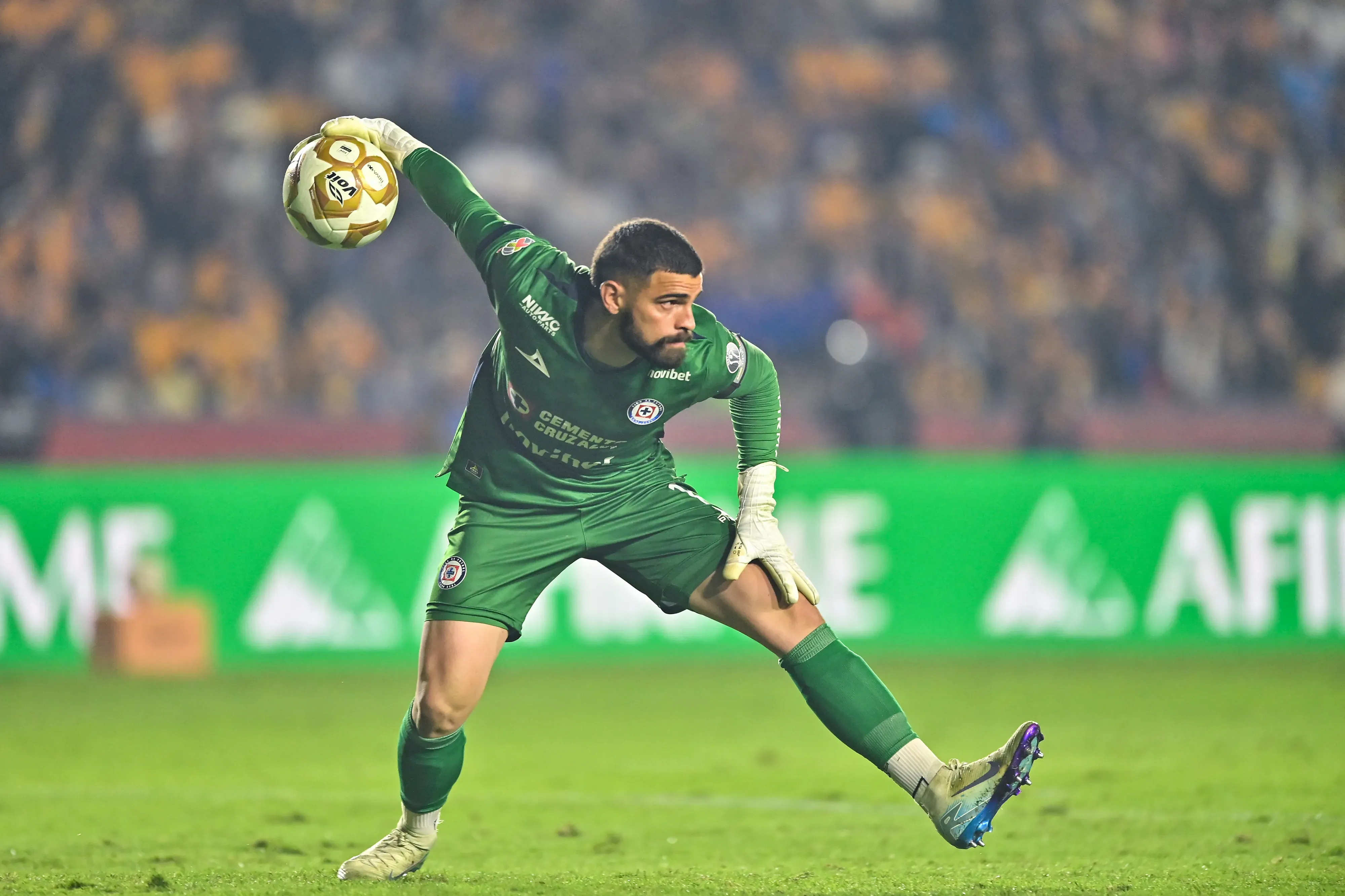 Andrés Gudiño do Cruz Azul segura a bola durante a partida de segunda mão das semifinais entre Tigres UANL e Cruz Azul como parte do Torneo Apertura 2025 Liga MX no Estádio Universitario em 06 de dezembro de 2025 em Monterrey, México. (Foto de Azael Rodriguez/Getty Images)