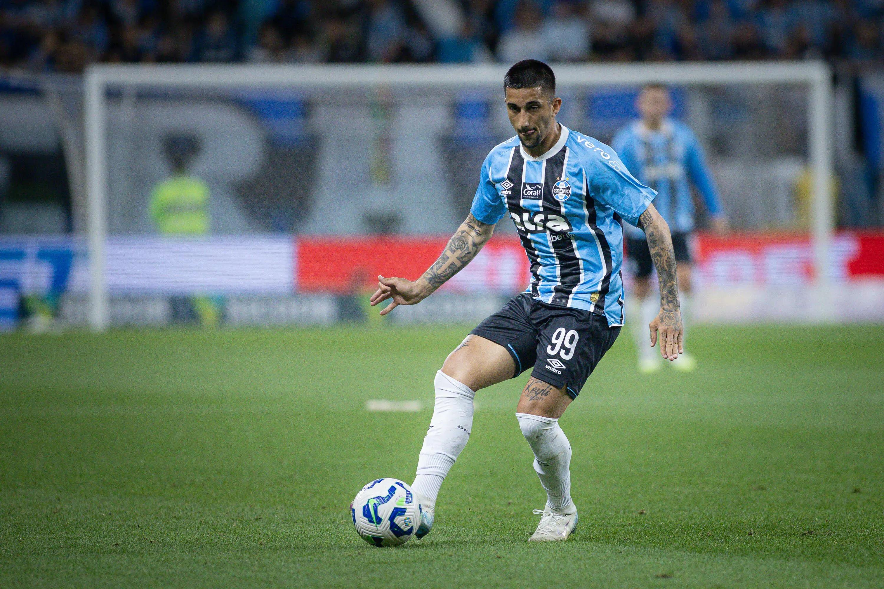 RS – PORTO ALEGRE – 05/11/2025 – BRASILEIRO A 2025, GREMIO X CRUZEIRO – Cristian Olivera jogador do Gremio durante partida contra o Cruzeiro no estadio Arena do Gremio pelo campeonato Brasileiro A 2025. Foto: Maxi Franzoi/AGIF