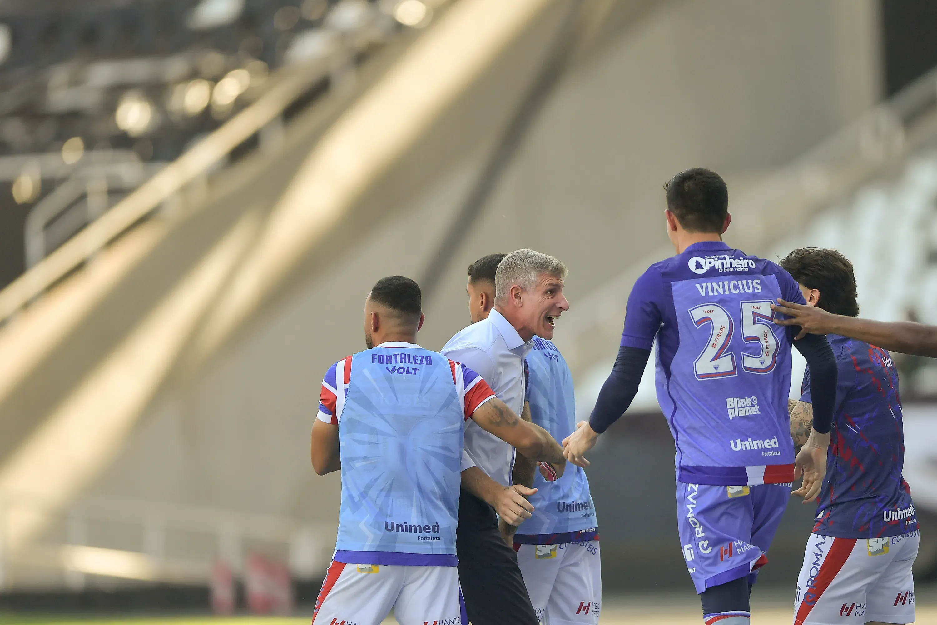 Martin Palermo tecnico do Fortaleza comemora gol com jogadores reservas do seu time durante partida contra o Botafogo no estadio Engenhao pelo campeonato Brasileiro A 2025. Foto: Thiago Ribeiro/AGIF