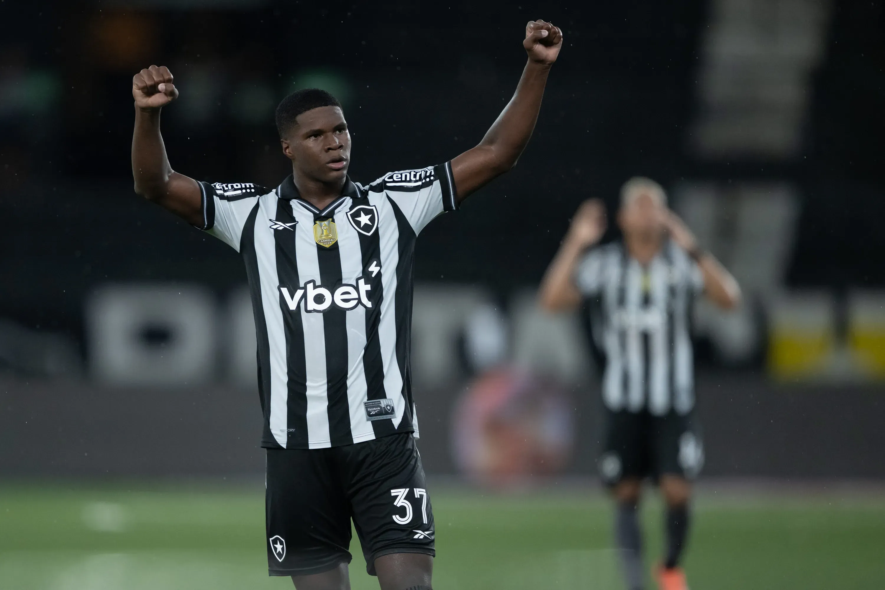Kadir jogador do Botafogo comemora vitoria apos partida contra o Sport no estadio Engenhao pelo campeonato Brasileiro A 2025. Foto: Jorge Rodrigues/AGIF