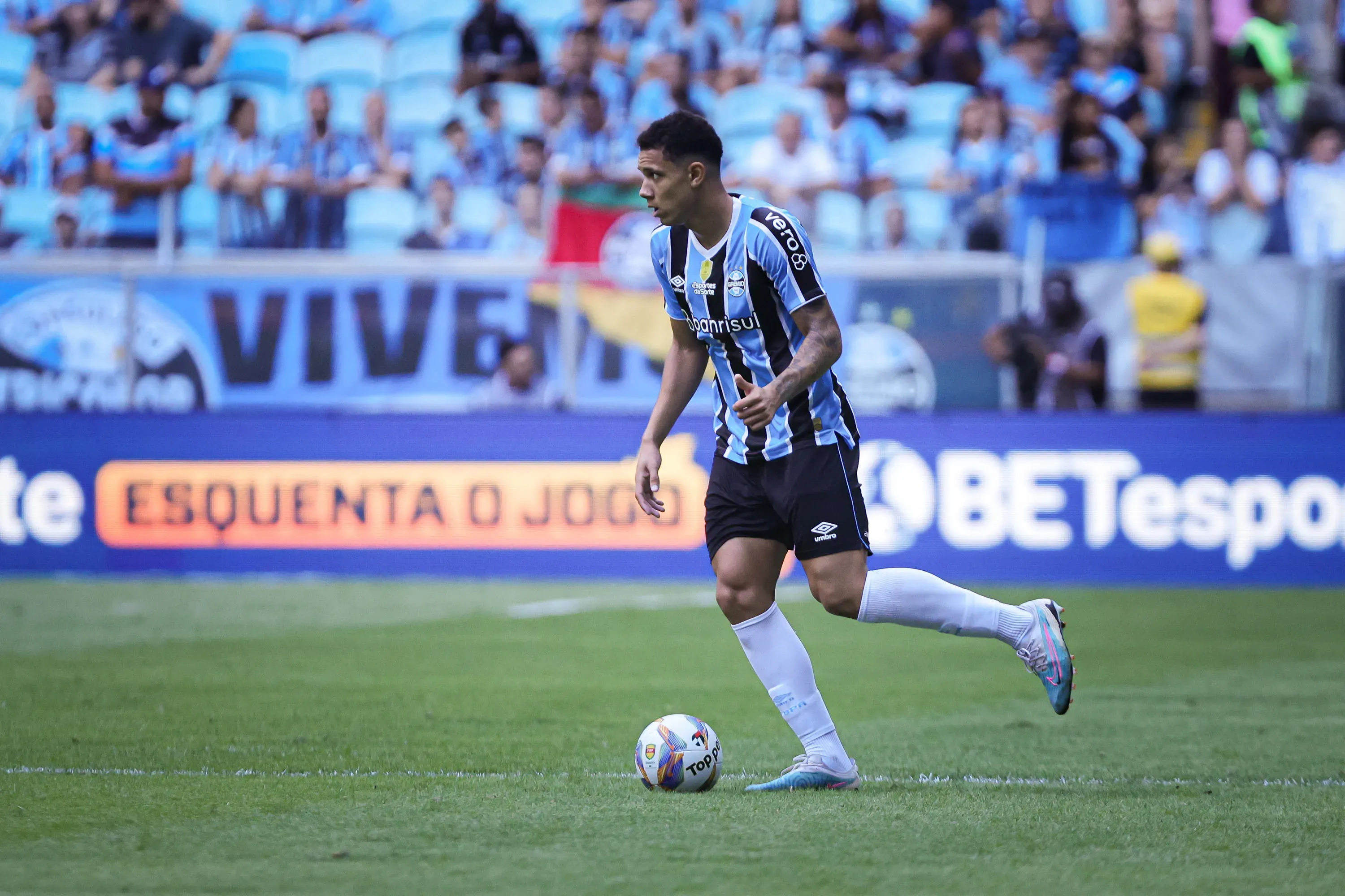 RS – PORTO ALEGRE – 01/02/2025 – GAUCHO 2025, GREMIO X SAO LUIZ-RS – Viery jogador do Gremio durante partida contra o Sao Luiz-RS no estadio Arena do Gremio pelo campeonato Gaucho 2025. Foto: Maxi Franzoi/AGIF