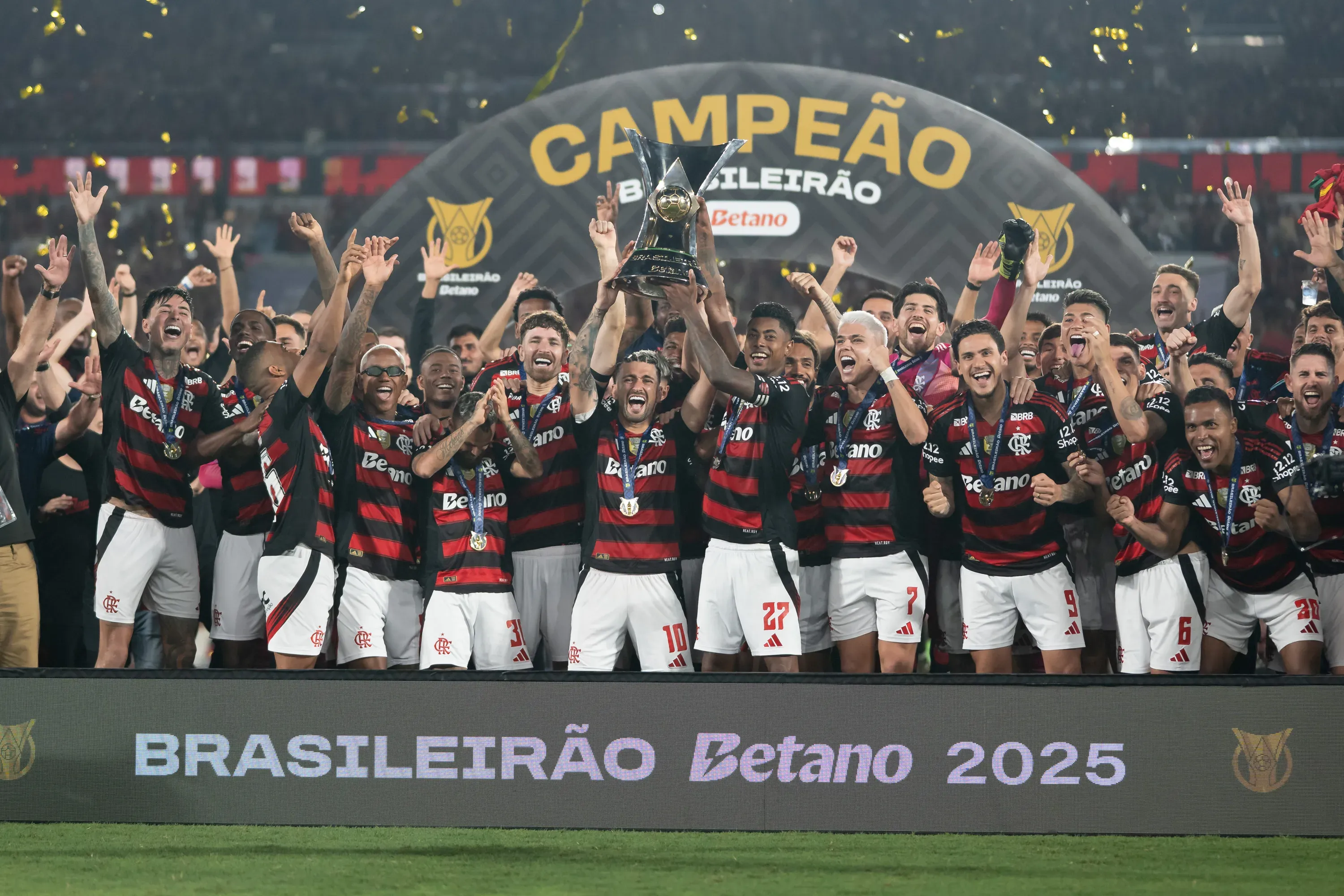 Arrascaeta jogador do Flamengo levanta a taca de campeao durante cerimonia de premiacao ao final da partida contra o Ceara no estadio Maracana pela decisao do campeonato Brasileiro A 2025. Foto: Jorge Rodrigues/AGIF