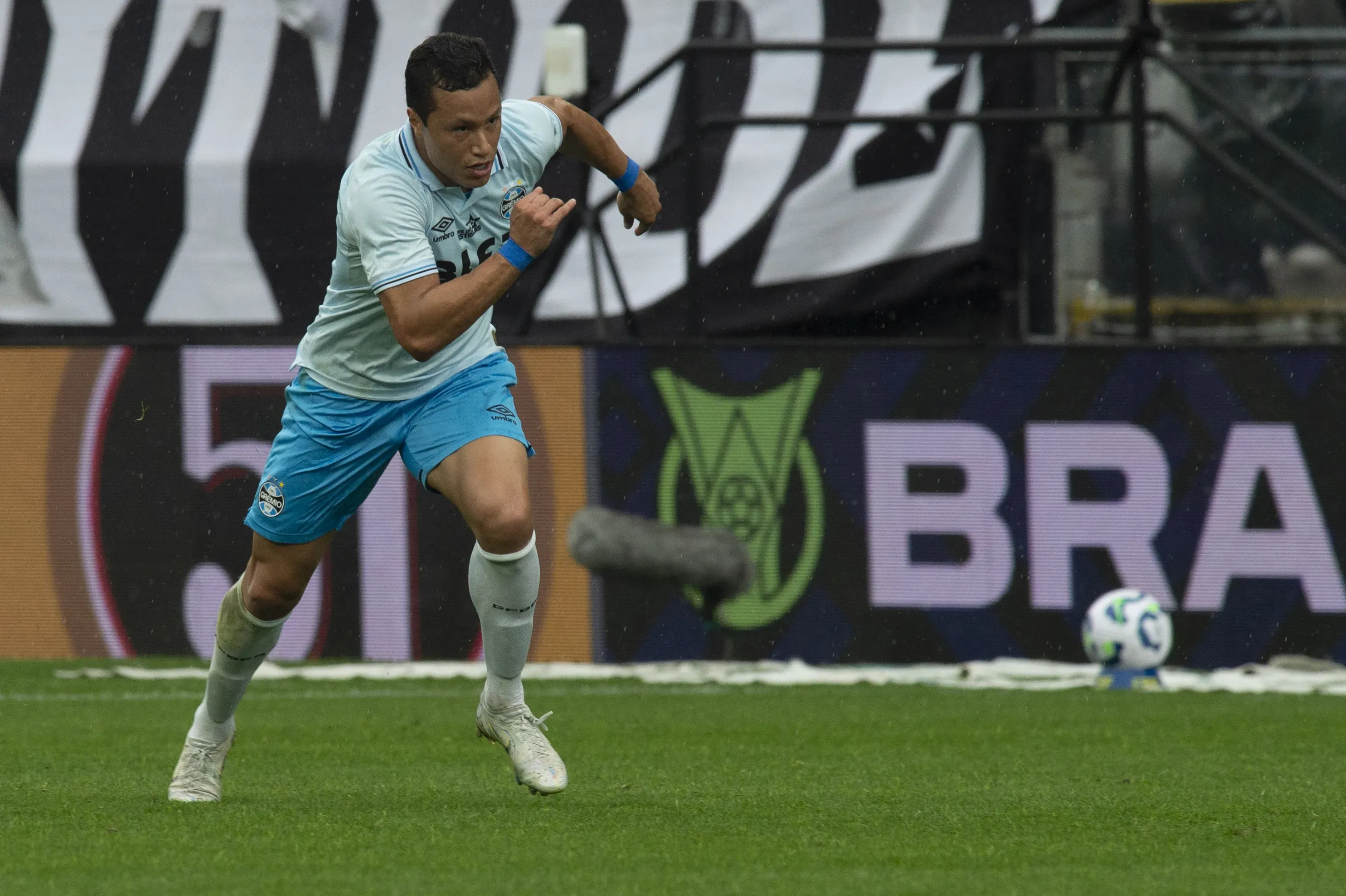 Marlon atuando pelo Grêmio em 2025 – Foto: Anderson Romao/AGIF