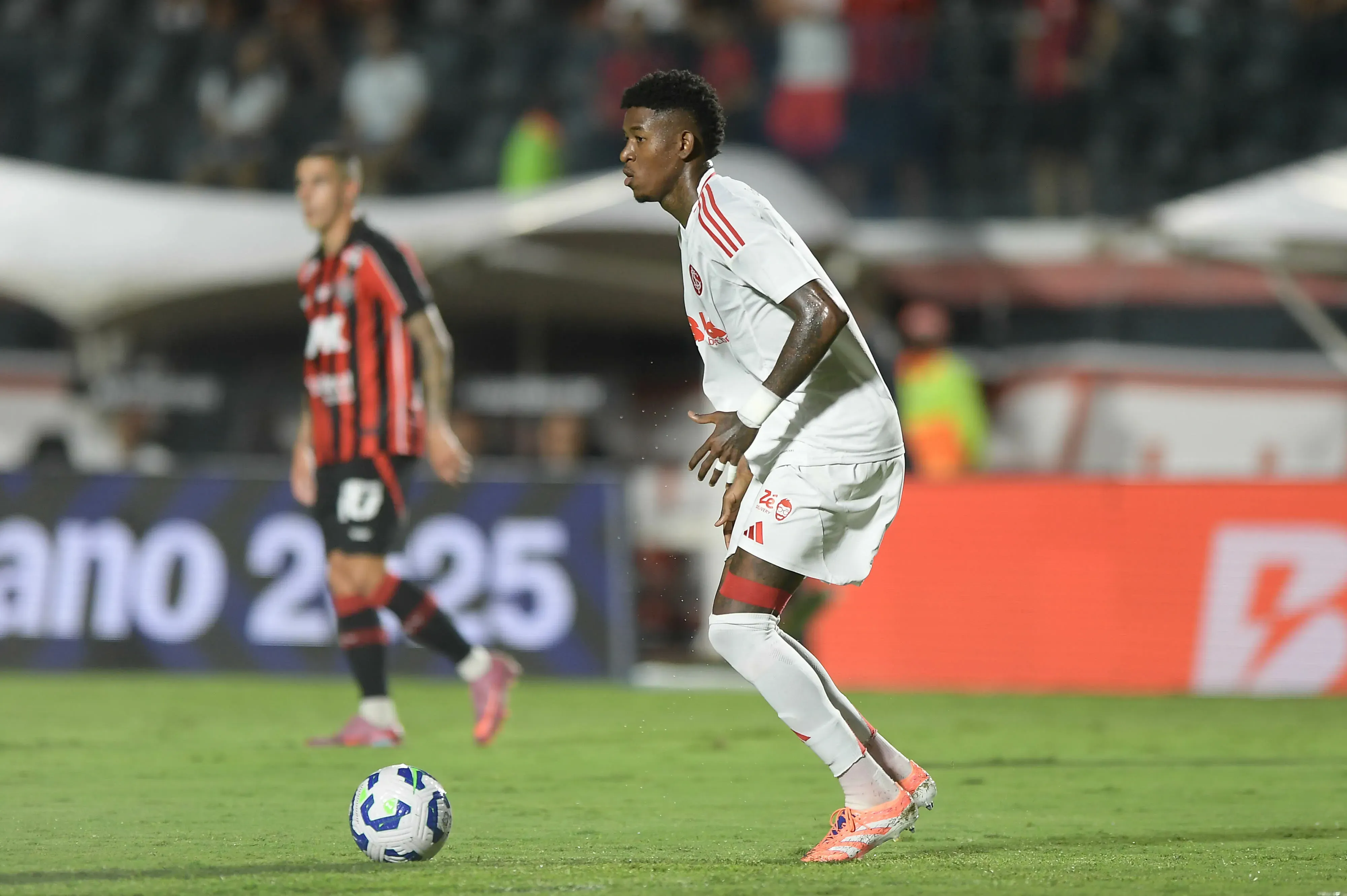 BA – SALVADOR – 05/11/2025 – BRASILEIRO A 2025, VITORIA X INTERNACIONAL – Vitao jogador do Internacional durante partida contra o Vitoria no estadio Barradao pelo campeonato Brasileiro A 2025. Foto: Jhony Pinho/AGIF