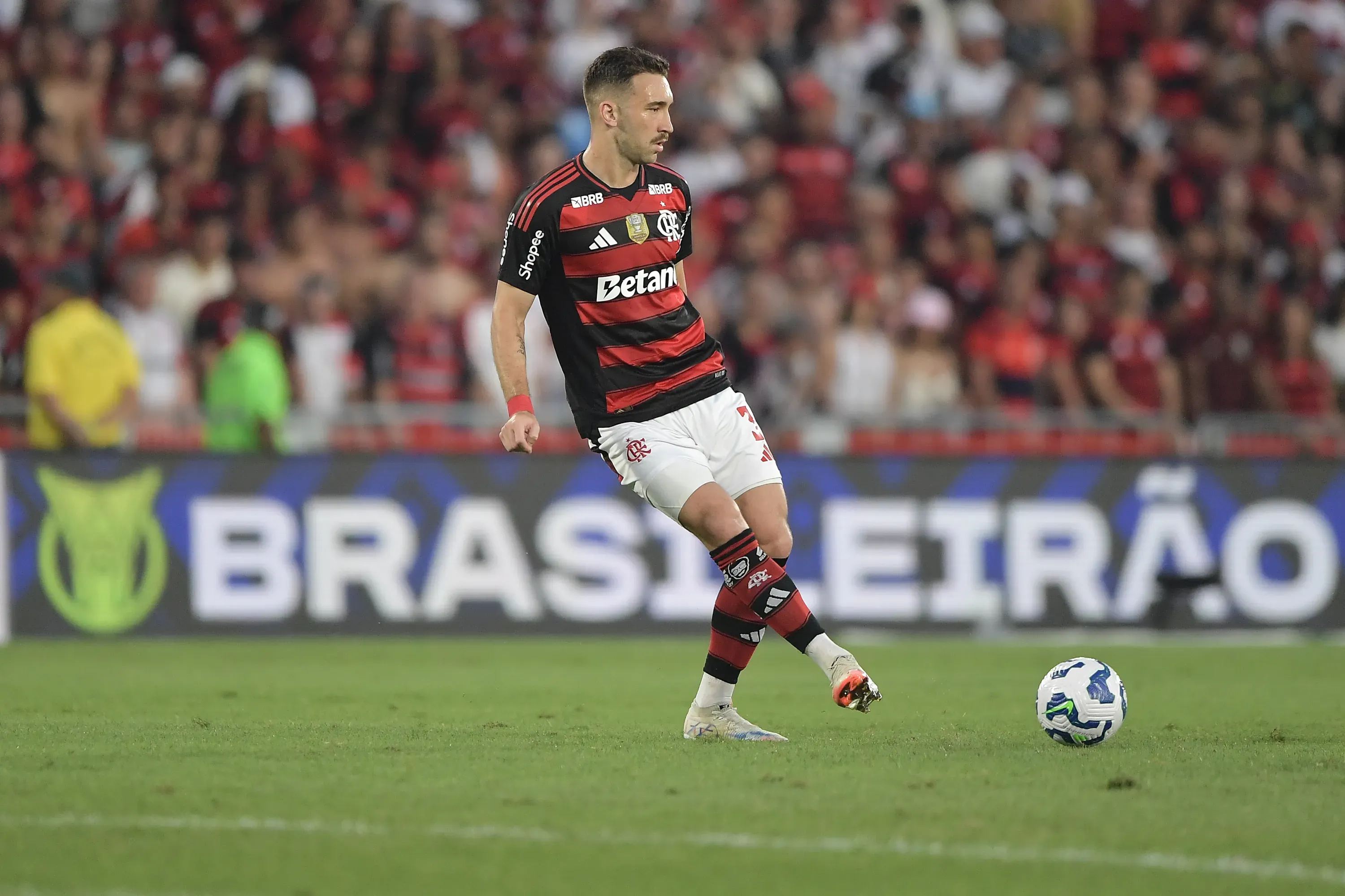 RJ – RIO DE JANEIRO – 21/09/2025 – BRASILEIRO A 2025, FLAMENGO X VASCO – Leo Ortiz jogador do Flamengo durante partida contra o Vasco no estadio Maracana pelo campeonato Brasileiro A 2025. Foto: Thiago Ribeiro/AGIF
