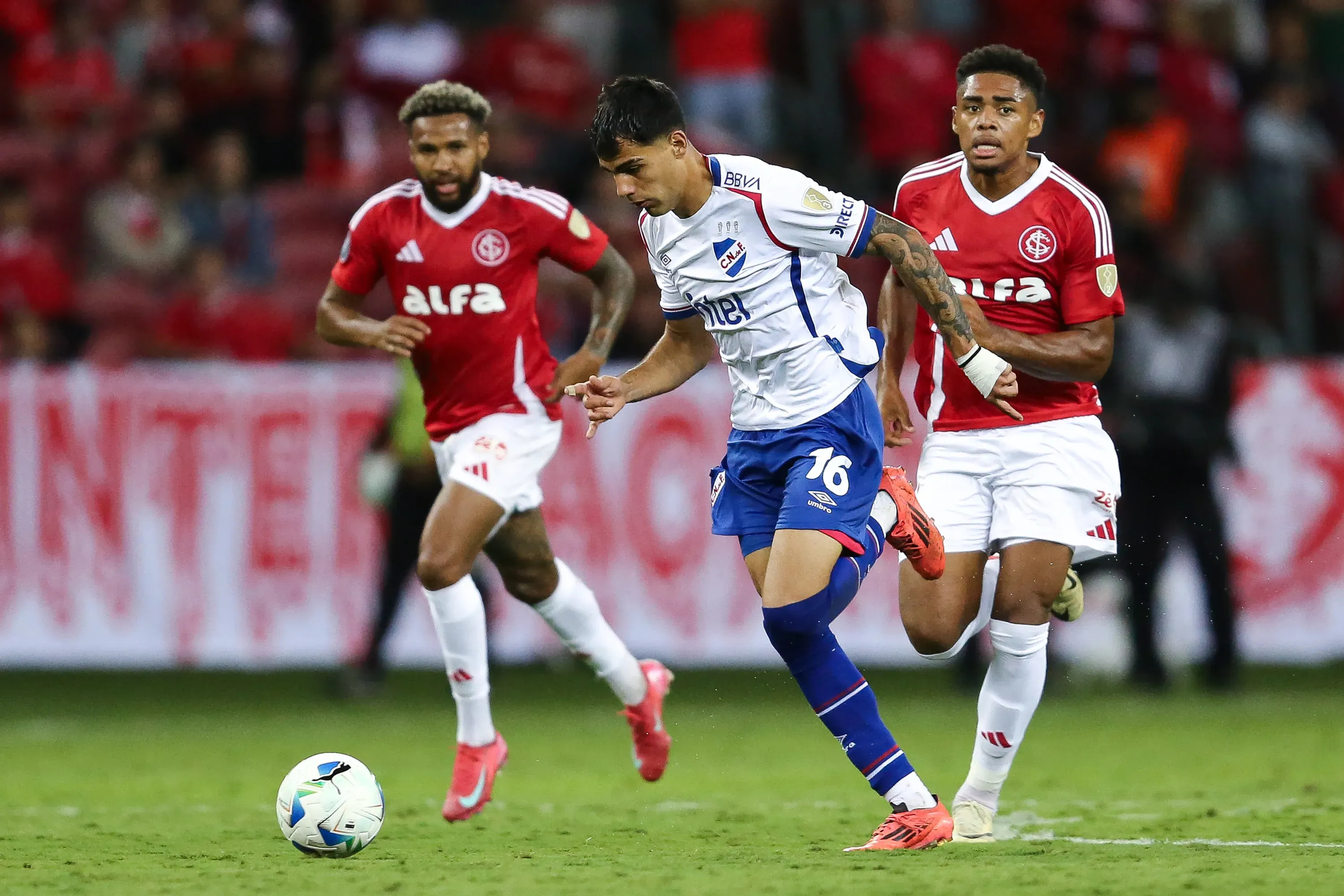Lucas Villalba em partida diante do Internacional. (Photo by Pedro H. Tesch/Getty Images)