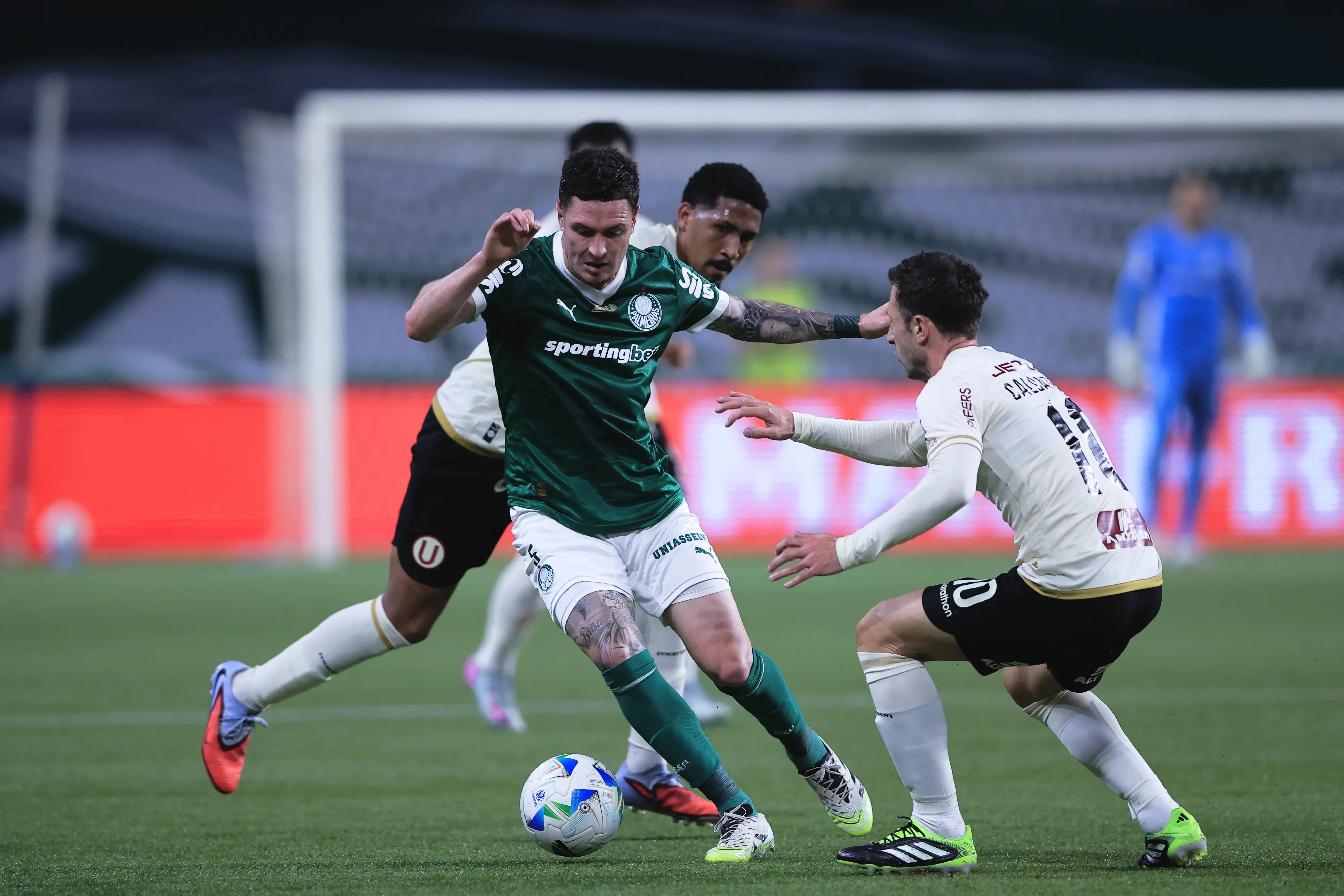 Anibal Moreno jogador do Palmeiras durante partida contra o Universitario no estadio Arena Allianz Parque pelo campeonato Copa Libertadores 2025. Foto: Ettore Chiereguini/AGIF