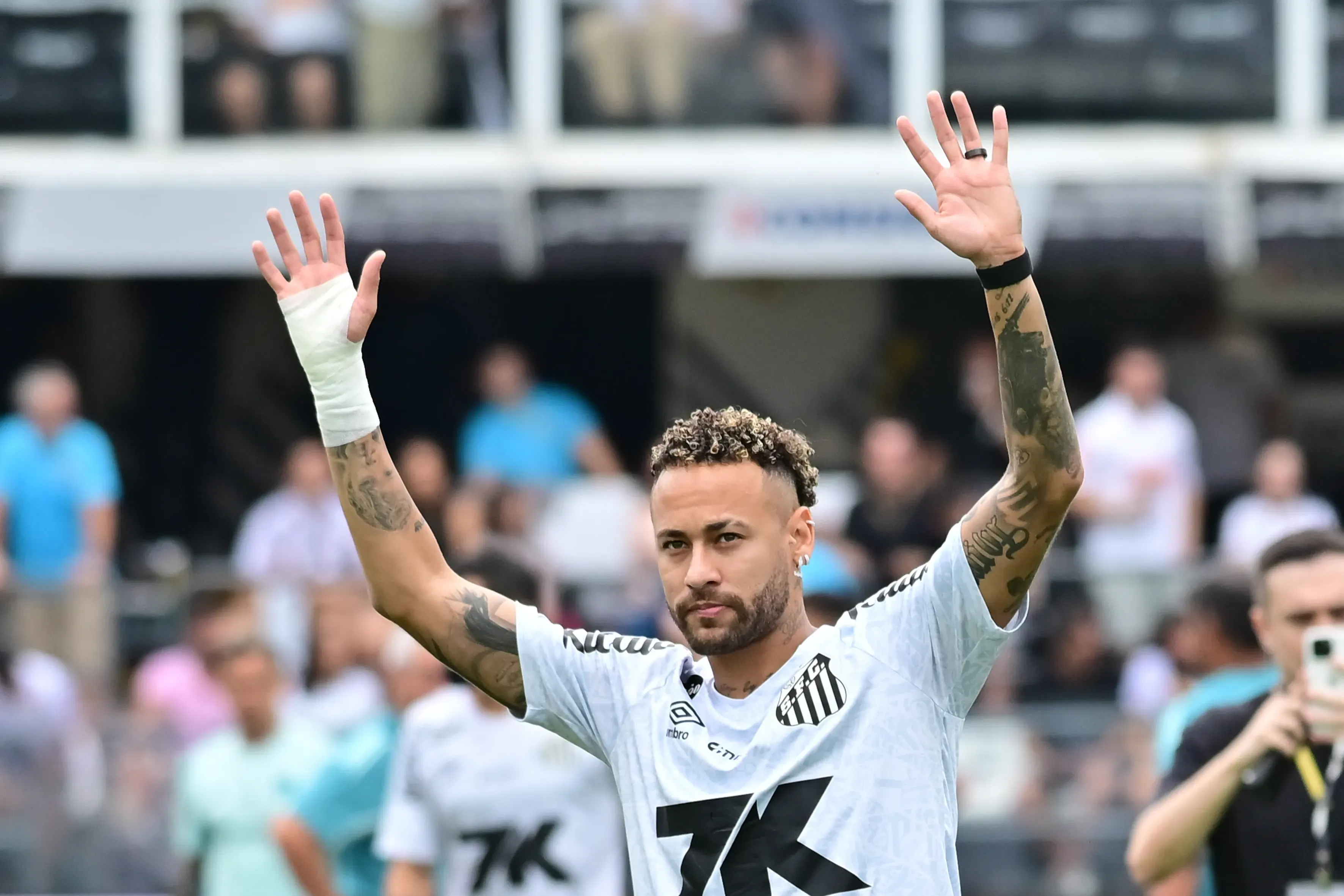 SP – SANTOS – 07/12/2025 – BRASILEIRO A 2025, SANTOS X CRUZEIRO – Neymar Jr jogador do Santos durante aquecimento antes da partida contra o Cruzeiro no estadio Vila Belmiro pelo campeonato Brasileiro A 2025. Foto: Jota Erre/AGIF