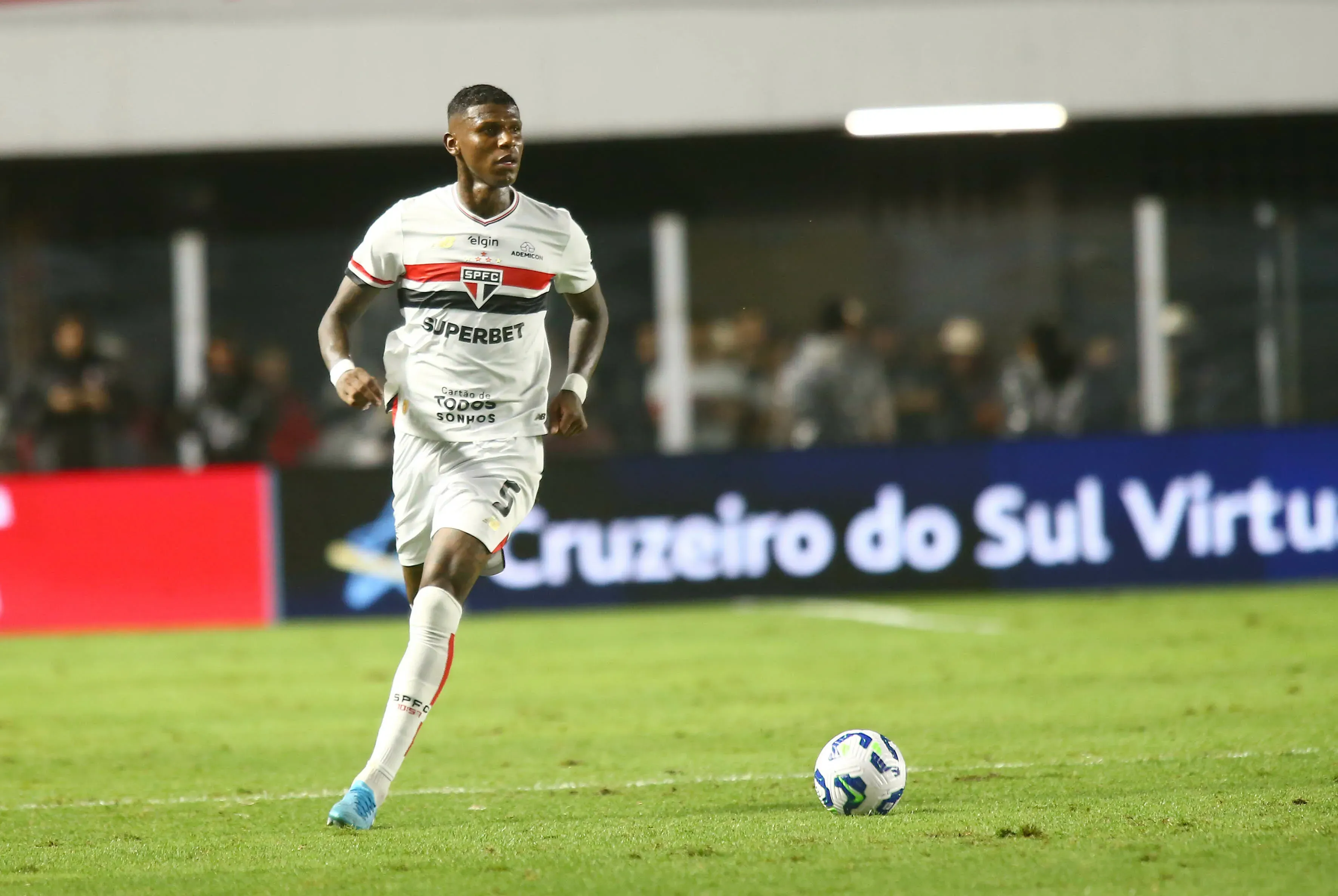 Arboleda jogador do Sao Paulo durante partida contra o Bragantino no estadio Vila Belmiro pelo campeonato Brasileiro A 2025. Foto: Mauricio De Souza/AGIF