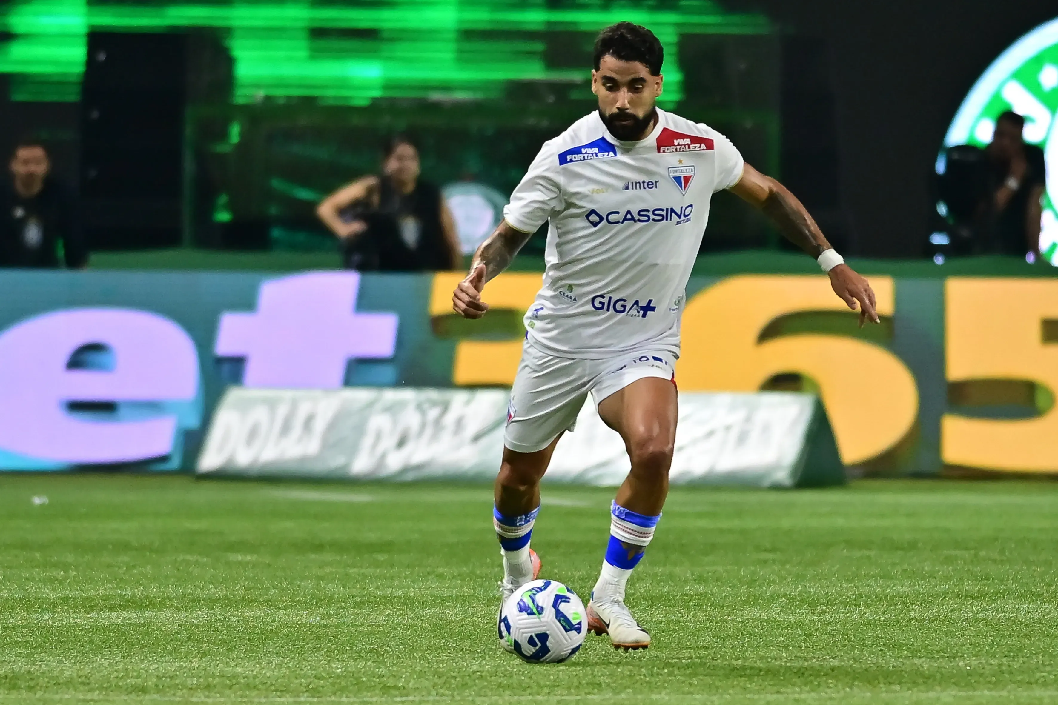 Matheus Pereira, jogador do Fortaleza, durante partida contra o Palmeiras- Foto: Jota Erre/AGIF