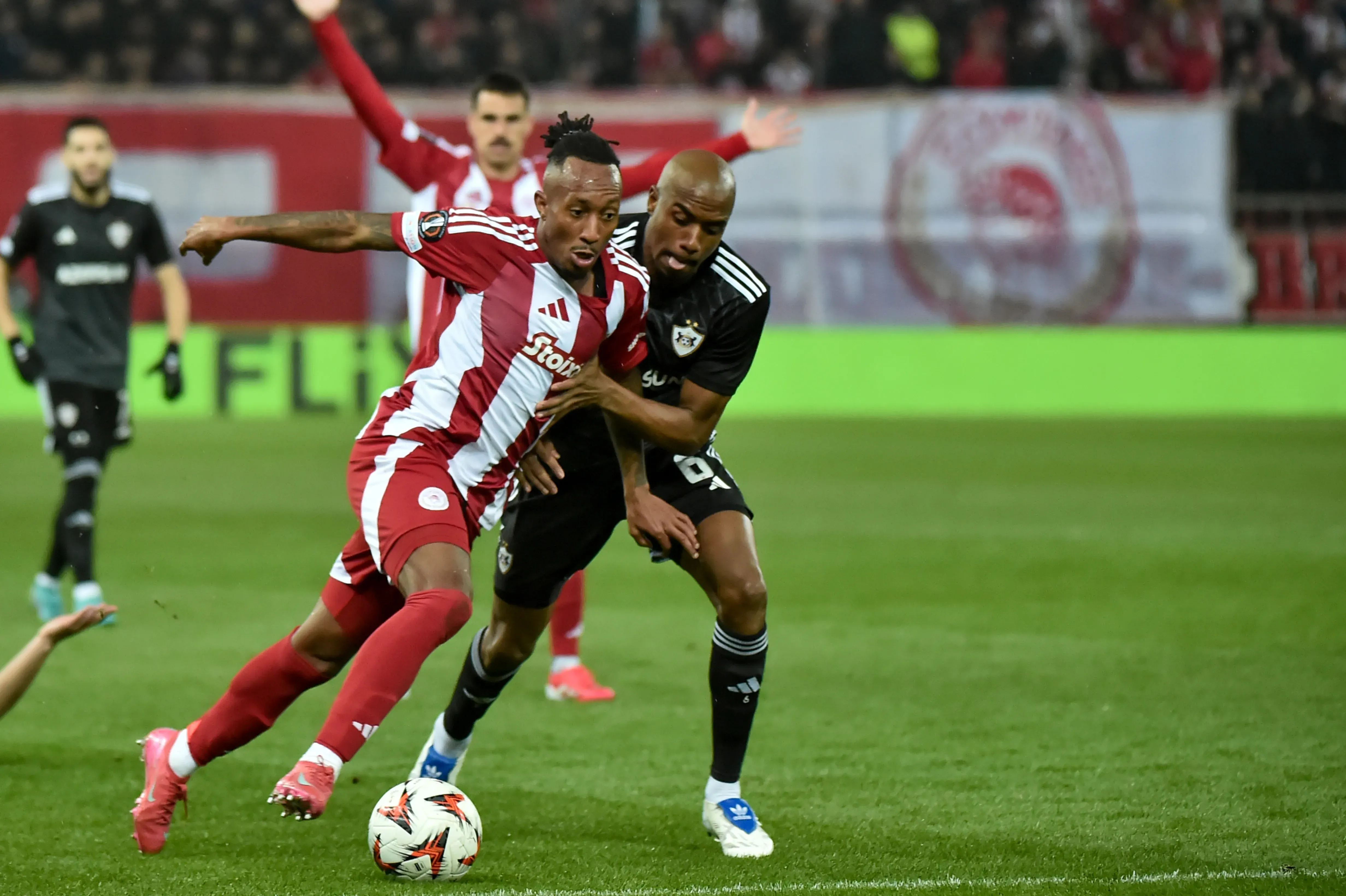 Júlio Romão vestindo a camisa do Qarabag. (Foto: Milos Bicanski/Getty Images)