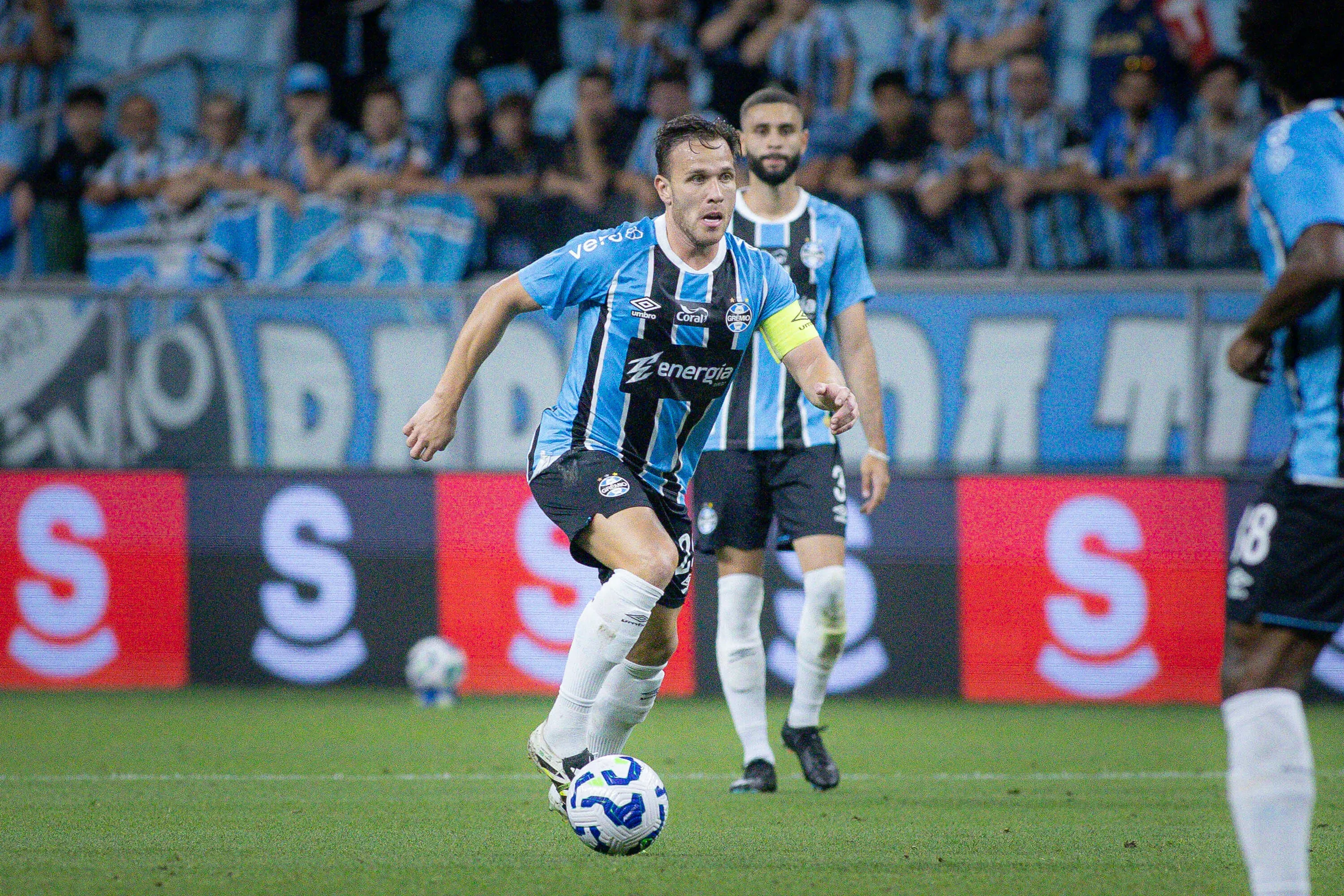 Arthur, jogador do Grêmio, durante partida contra o Fluminense – Foto: Maxi Franzoi/AGIF