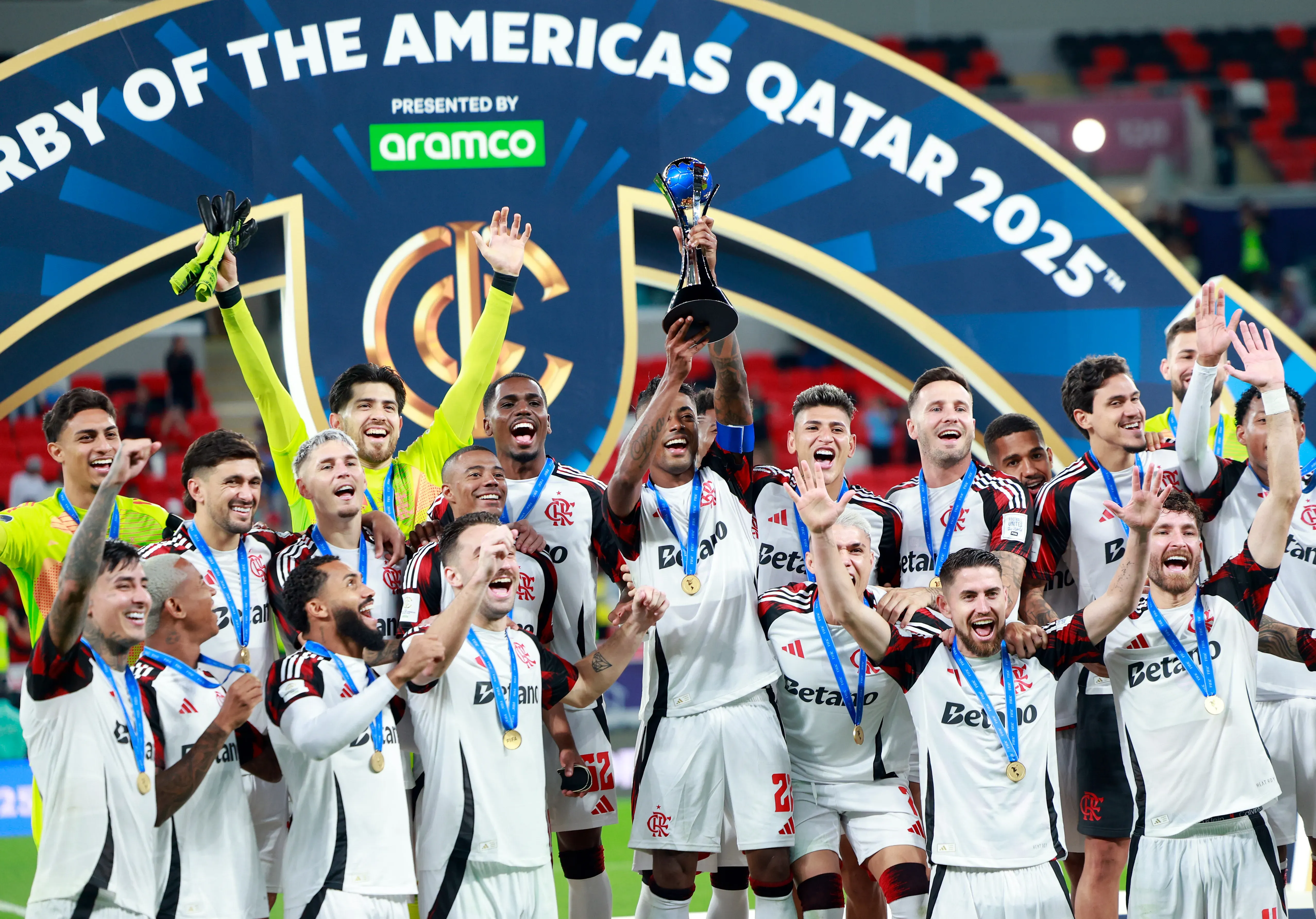 Bruno Henrique do CR Flamengo levanta o troféu após vencer a partida FIFA Derby das Américas 2025 entre Cruz Azul e CR Flamengo no Estádio Ahmad Bin Ali em 10 de dezembro de 2025 em Doha, Catar. (Foto de Getty Images/Getty Images)