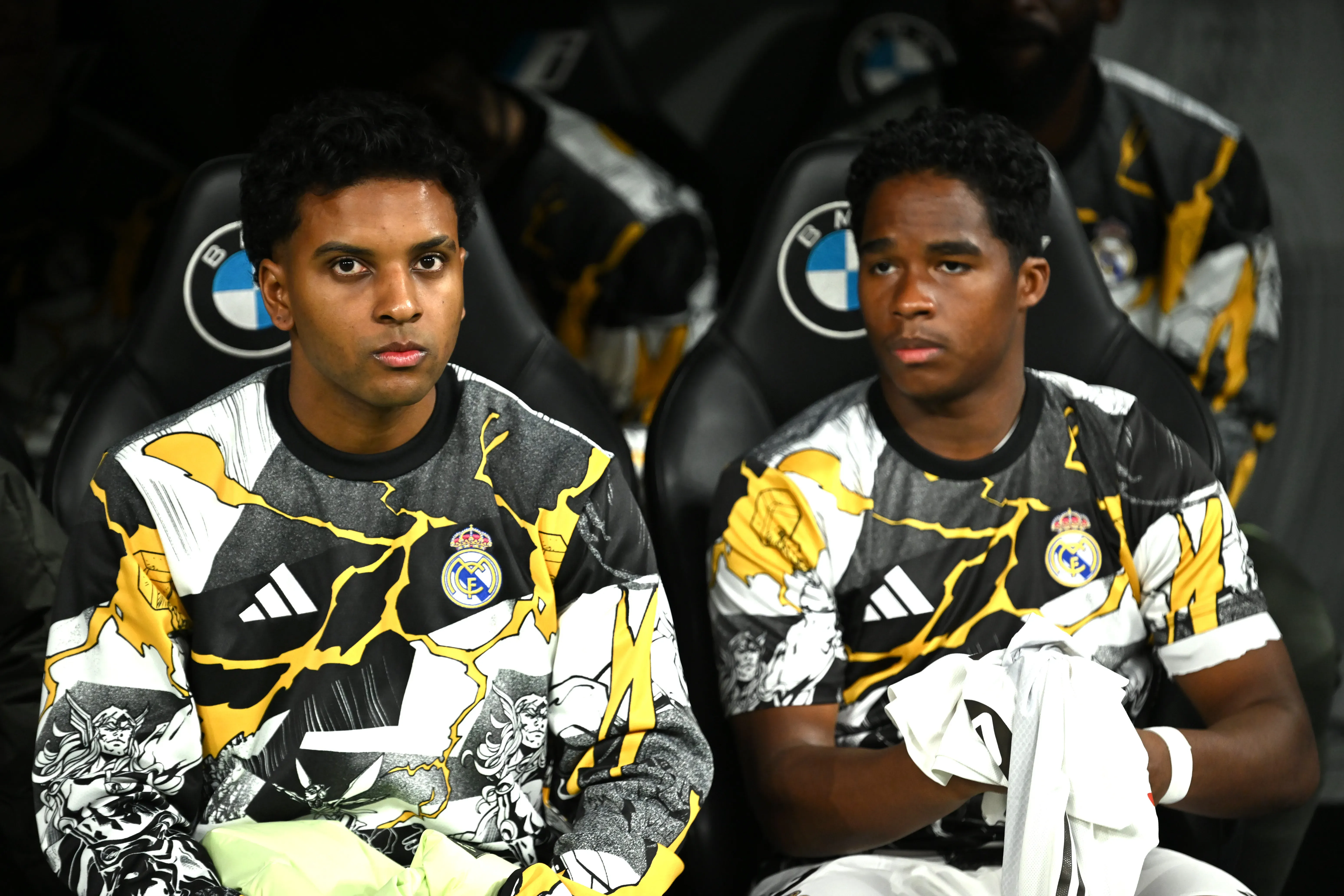 Endrick e Rodrygo juntos no banco do Real Madrid. (Photo by Denis Doyle/Getty Images)