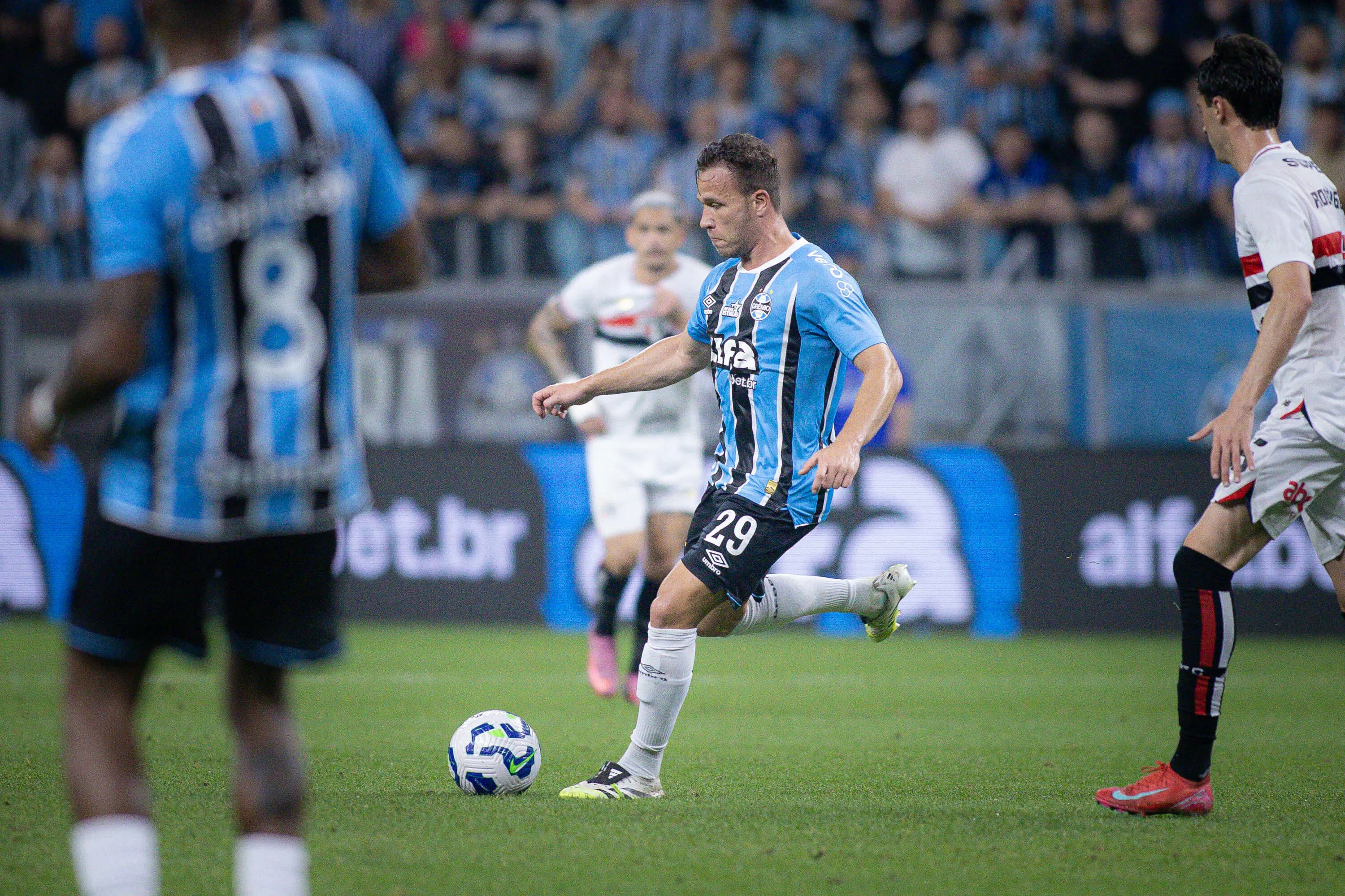 Arthur jogador do Gremio durante partida contra o Sao Paulo no estadio Arena do Gremio pelo campeonato Brasileiro A 2025. Foto: Maxi Franzoi/AGIF