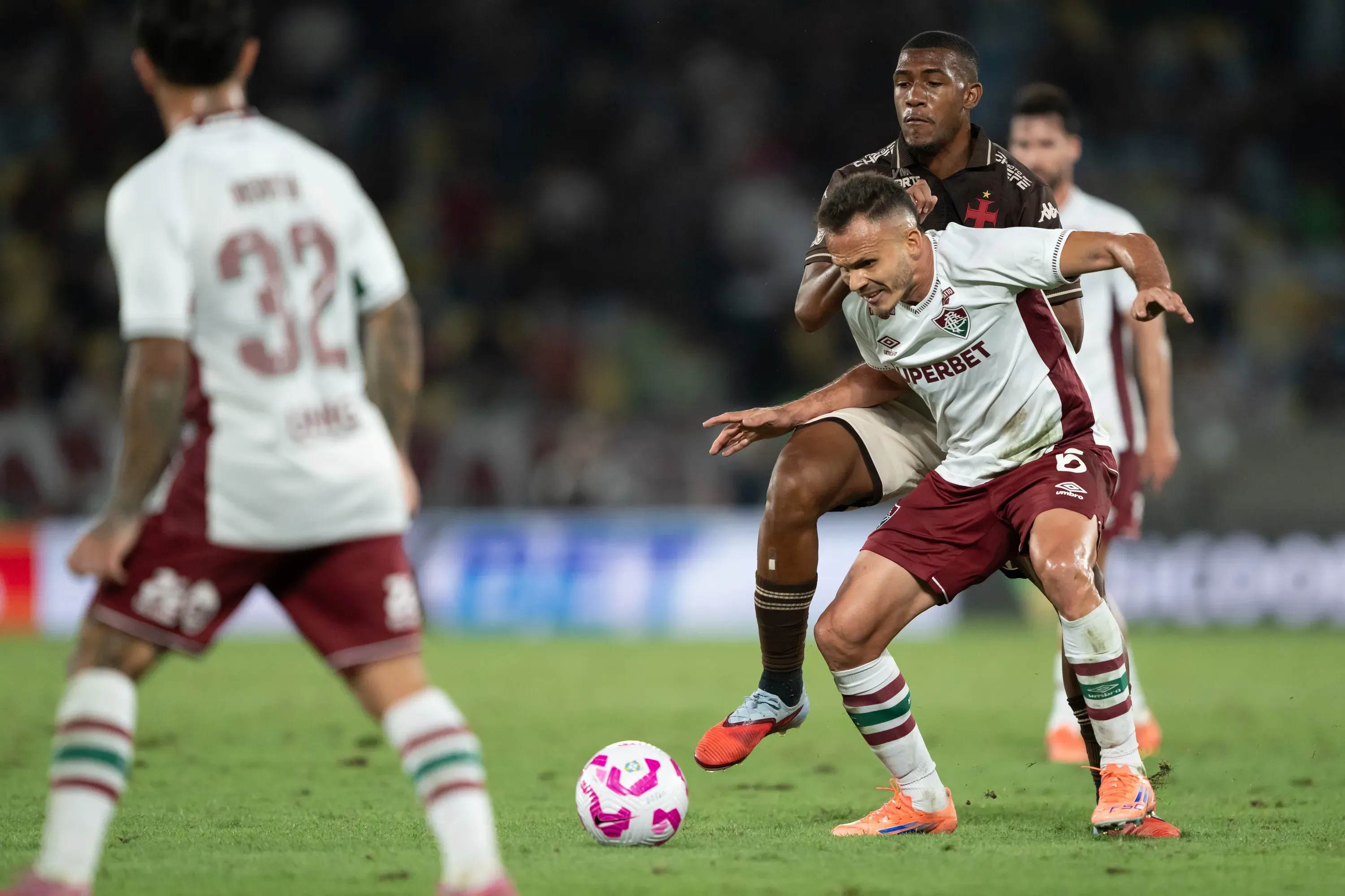 RJ – RIO DE JANEIRO – 20/10/2025 – BRASILEIRO A 2025, VASCO X FLUMINENSE – Rayan jogador do Vasco disputa lance com Rene jogador do Fluminense durante partida no estadio Maracana pelo campeonato Brasileiro A 2025. Foto: Jorge Rodrigues/AGIF