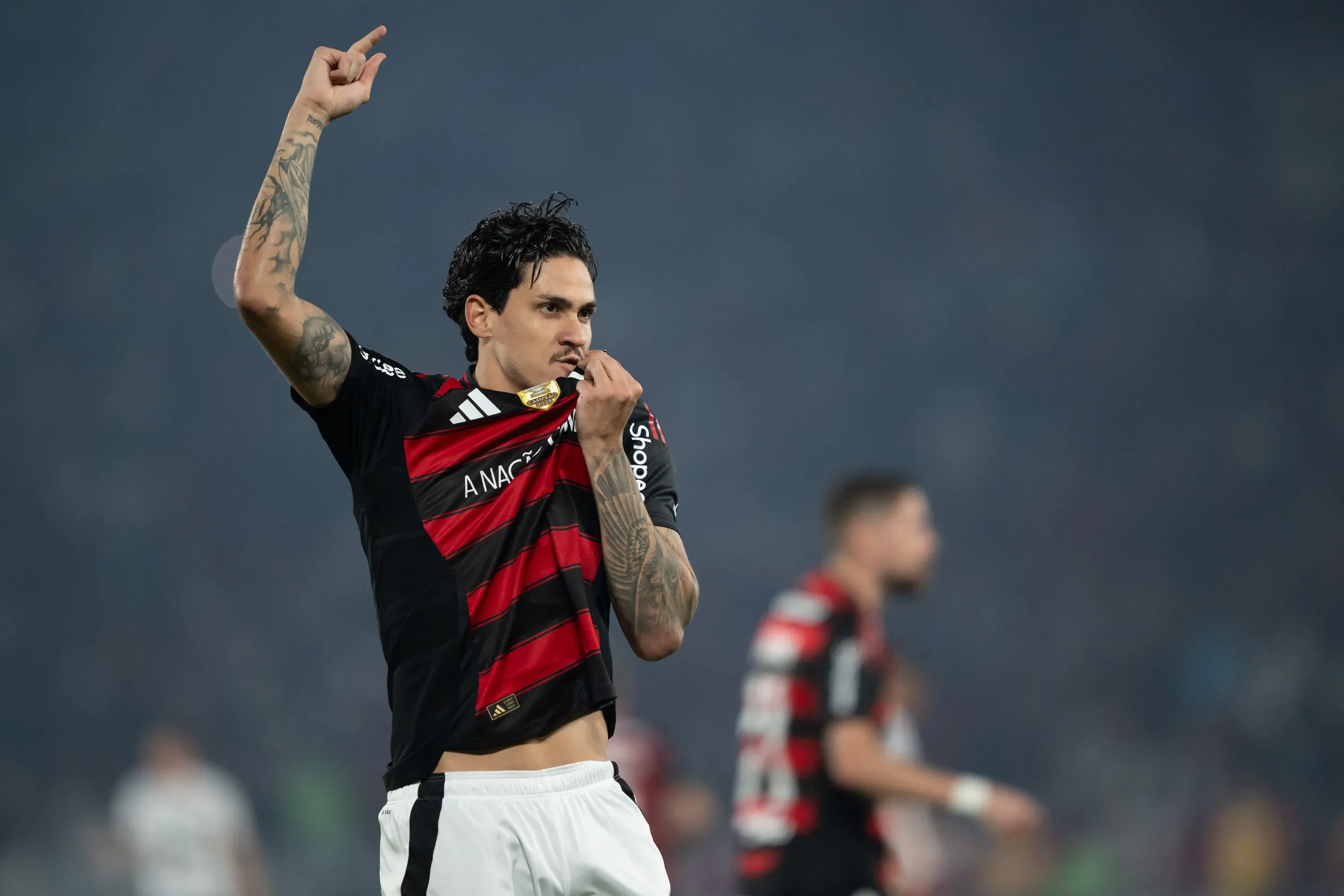 Pedro jogador do Flamengo comemora seu gol durante partida contra o Vitoria no estadio Maracana pelo campeonato Brasileiro A 2025. Foto: Jorge Rodrigues/AGIF