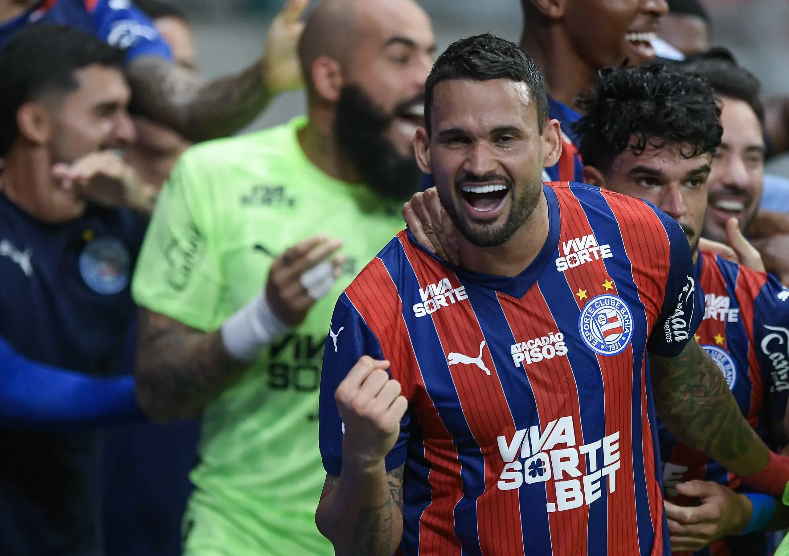 BA – SALVADOR – 02/11/2025 – BRASILEIRO A 2025, BAHIA X BRAGANTINO – Willian Jose jogador do Bahia comemora seu gol com jogadores do seu time durante partida contra o Bragantino no estadio Arena Fonte Nova pelo campeonato Brasileiro A 2025. Foto: Jhony Pinho/AGIF