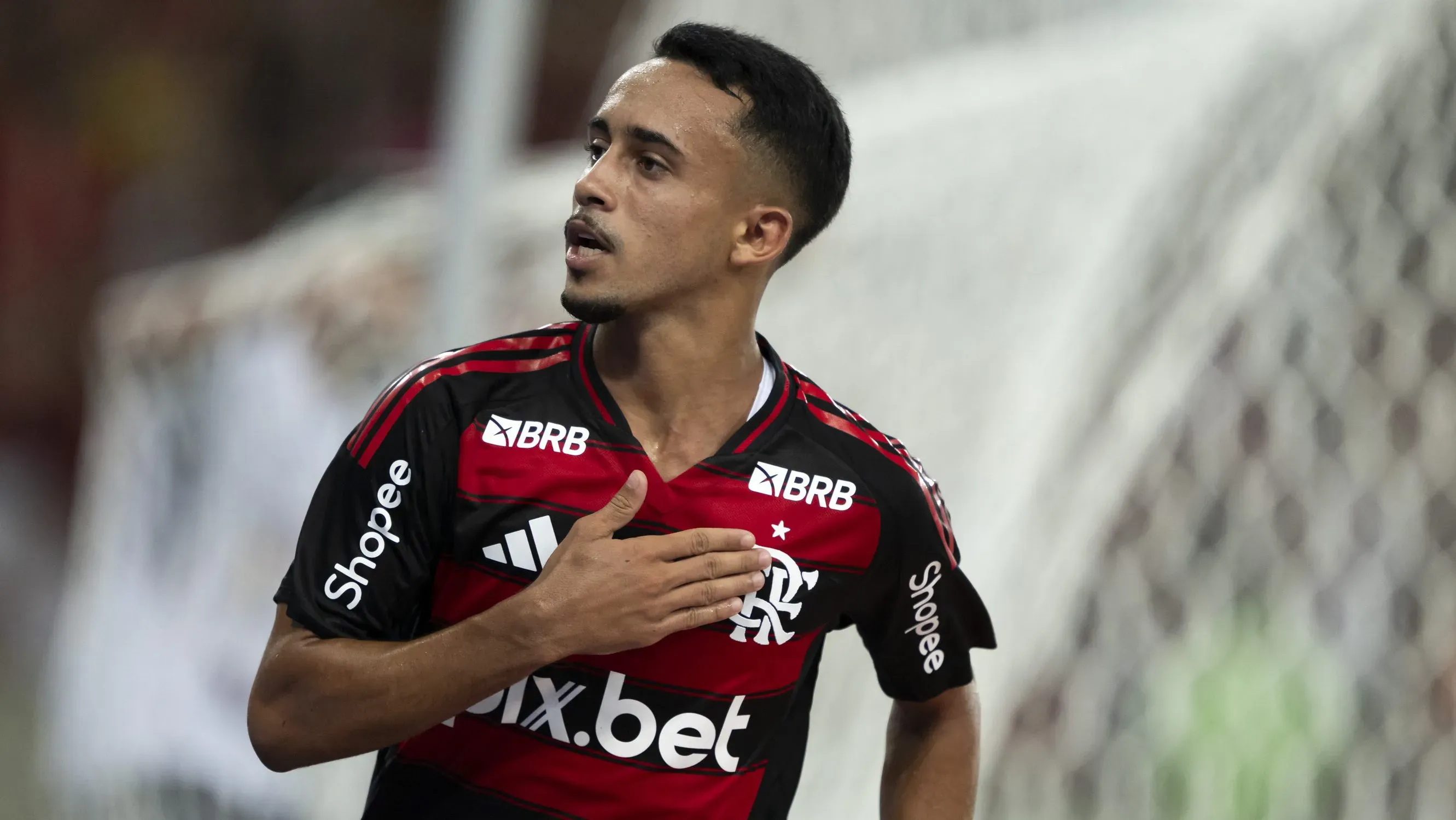 Matheus Gonçalves em campo pelo Flamengo. Foto: Jorge Rodrigues/AGIF