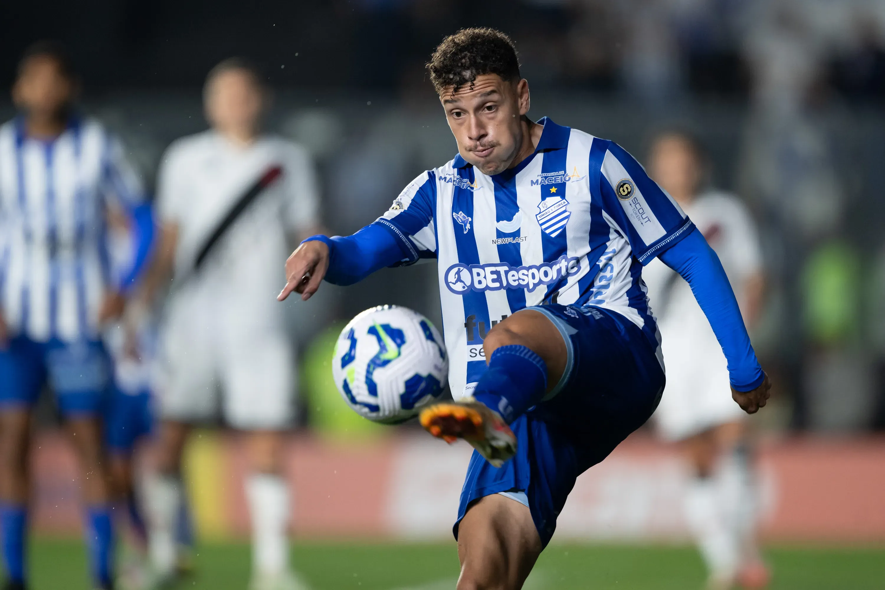 Enzo atuando no CSA em 2025 – Foto: Jorge Rodrigues/AGIF