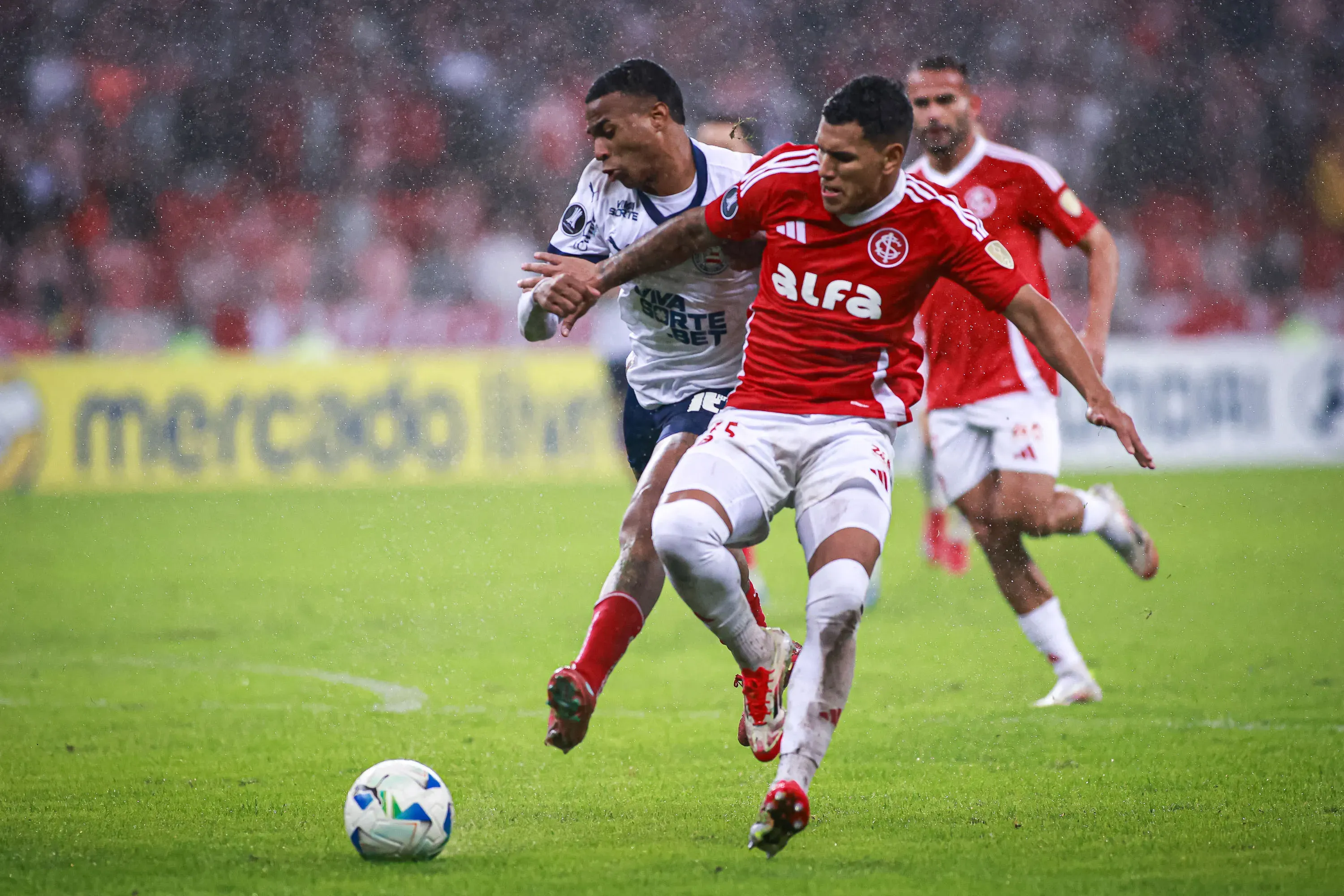 Braian Aguirre atuando em Internacional x Bahia – Foto: Maxi Franzoi/AGIF