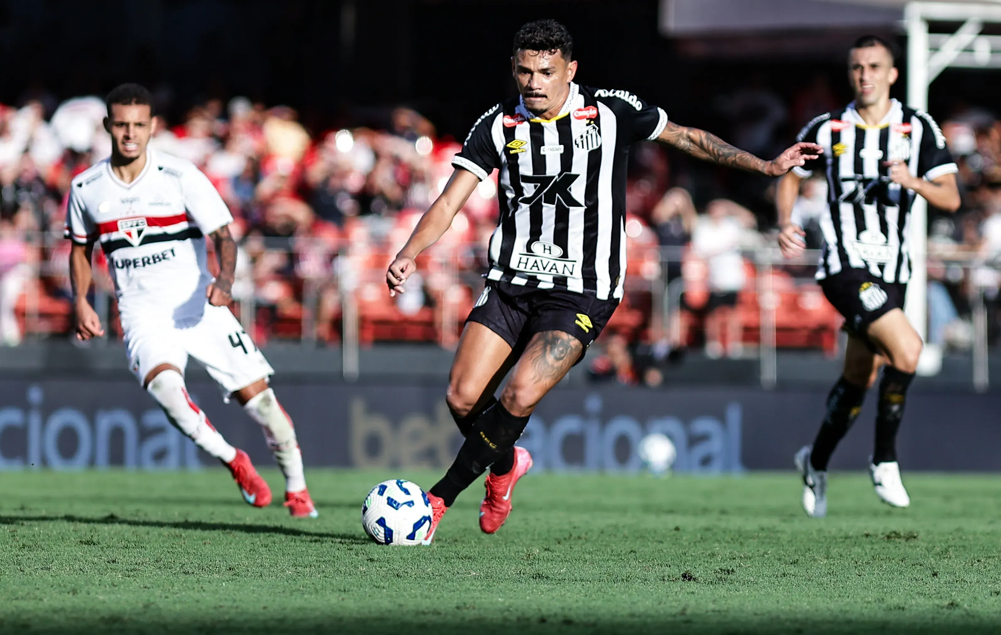 Tiquinho Soares atuando em São Paulo x Santos – Foto: Fabio Giannelli/AGIF