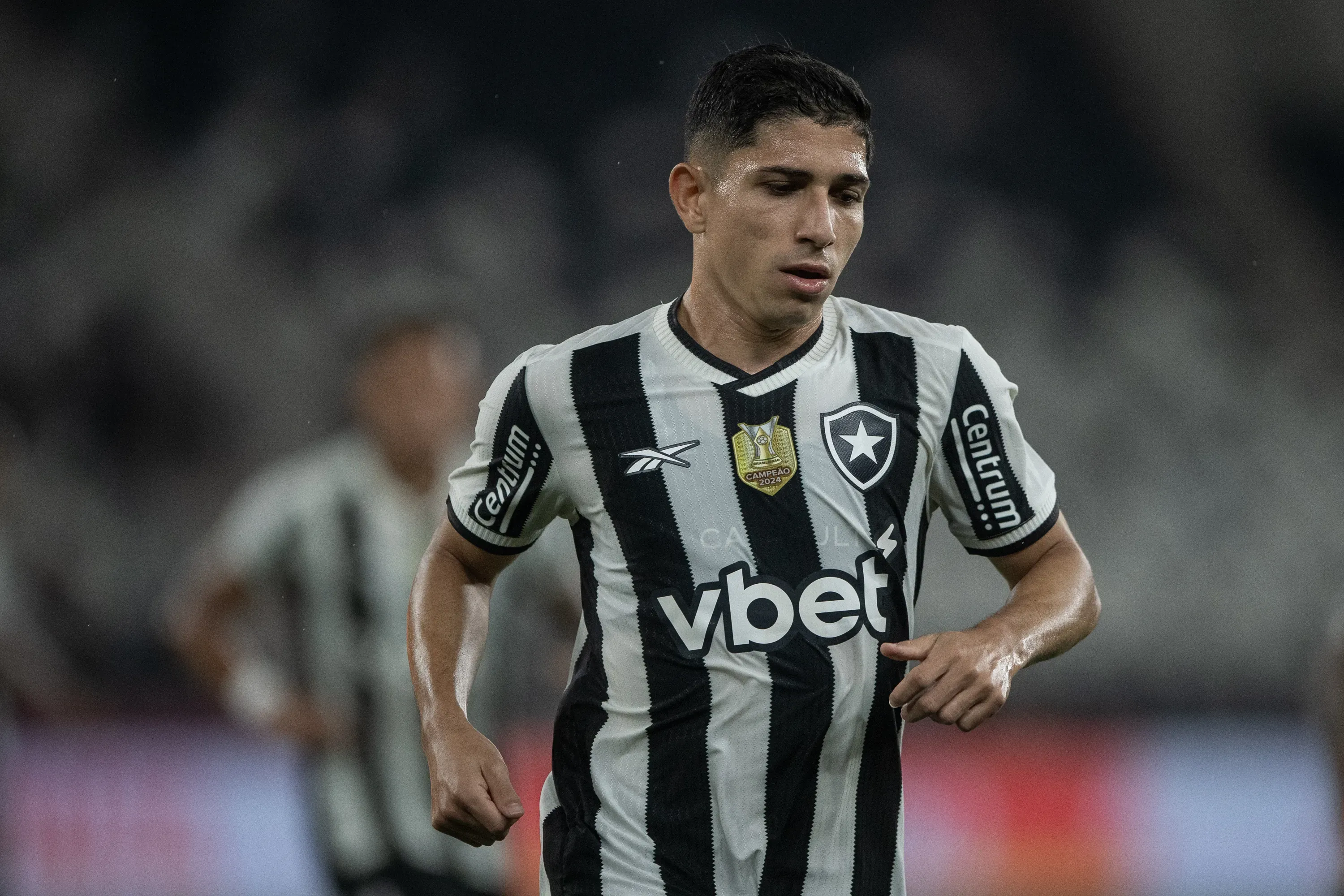 RJ – RIO DE JANEIRO – 16/04/2025 – BRASILEIRO A 2025, BOTAFOGO X SAO PAULO – Savarino jogador do Botafogo comemora seu gol durante partida contra o Sao Paulo no estadio Engenhao pelo campeonato Brasileiro A 2025. Foto: Thiago Ribeiro/AGIF