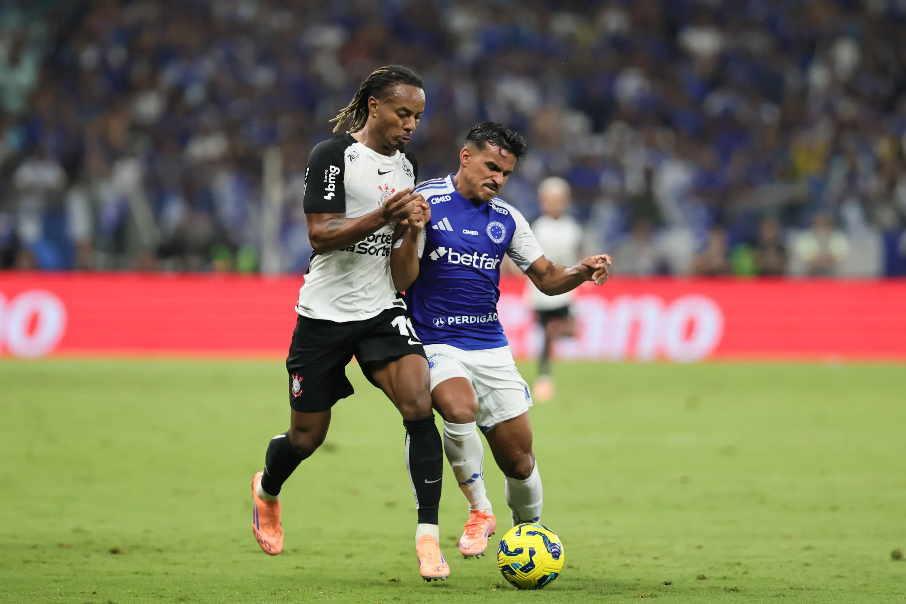 MG – BELO HORIZONTE – 10/12/2025 – COPA DO BRASIL 2025, CRUZEIRO X CORINTHIANS – Kaiki Bruno jogador do Cruzeiro disputa lance com Carrillo jogador do Corinthians durante partida no estadio Mineirao pelo campeonato Copa Do Brasil 2025. Foto: Gilson Lobo/AGIF