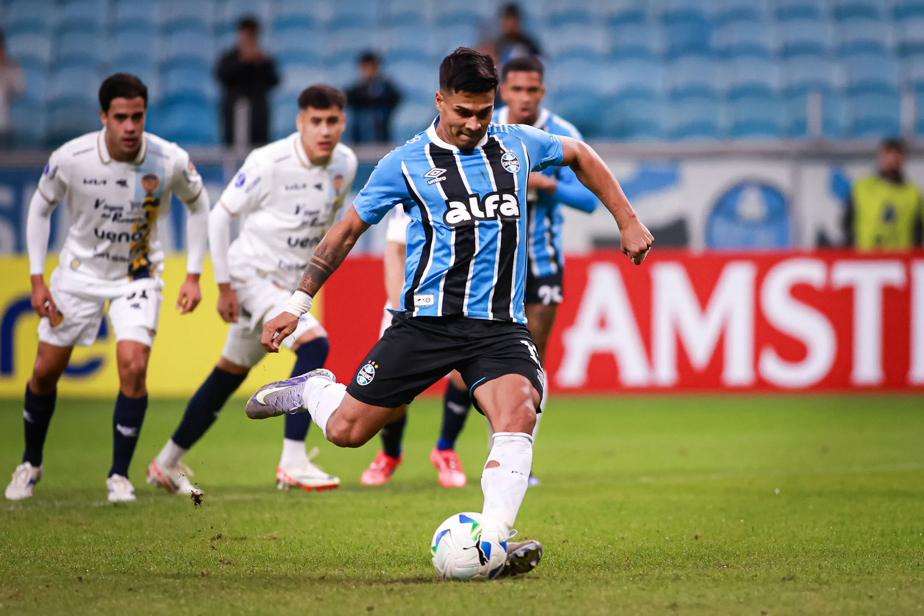 RS – PORTO ALEGRE – 29/05/2025 – COPA SUL-AMERICANA 2025, GREMIO X SPORTIVO LUQUENO – Matias Arezo jogador do Gremio durante partida contra o Sportivo Luqueno no estadio Arena do Gremio pelo campeonato Copa Sul-americana 2025. Foto: Maxi Franzoi/AGIF