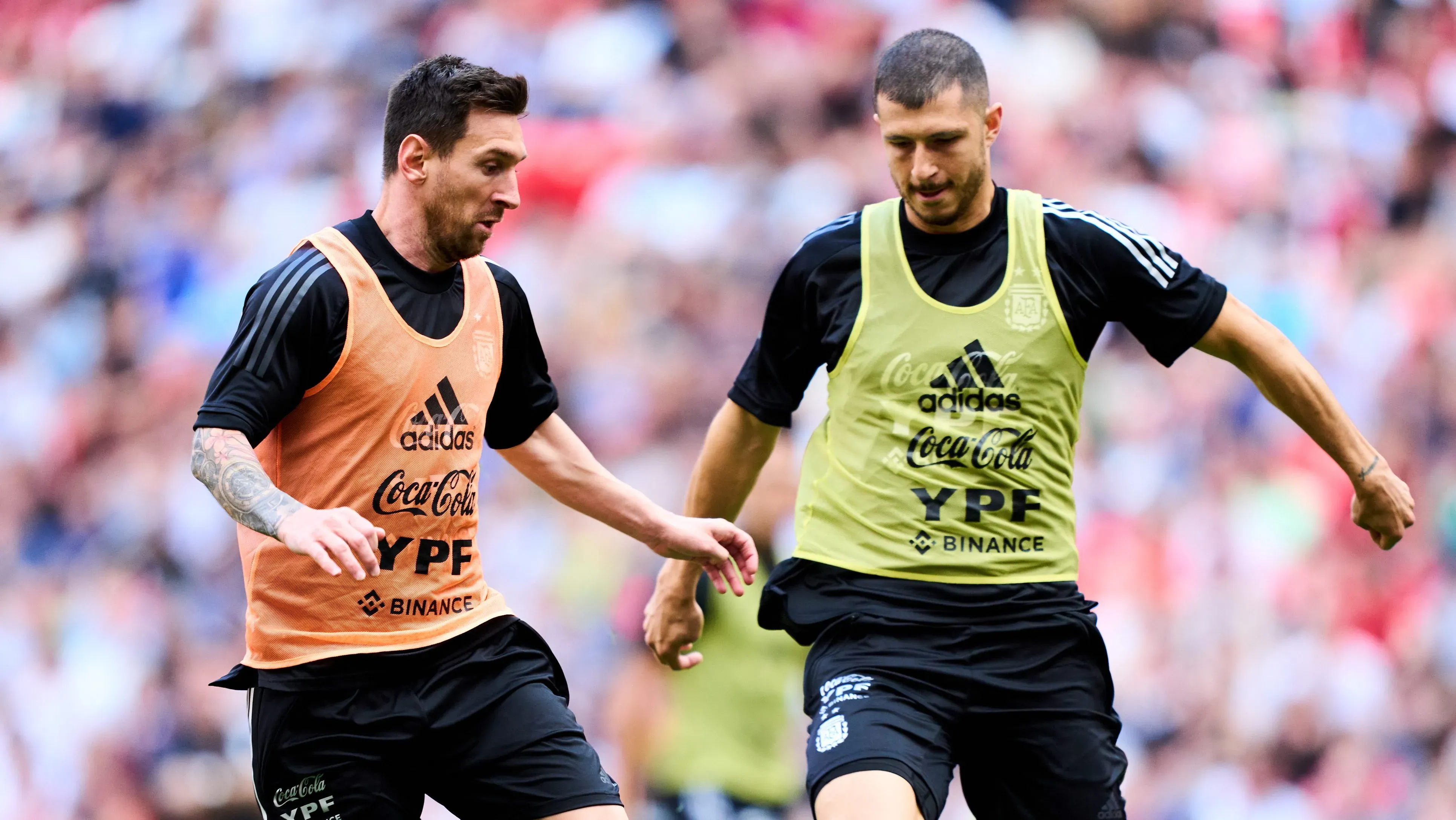 Guido Rodríguez se aquecendo com Messi pela seleção da Argentina. (Photo by Juan Manuel Serrano Arce/Getty Images)