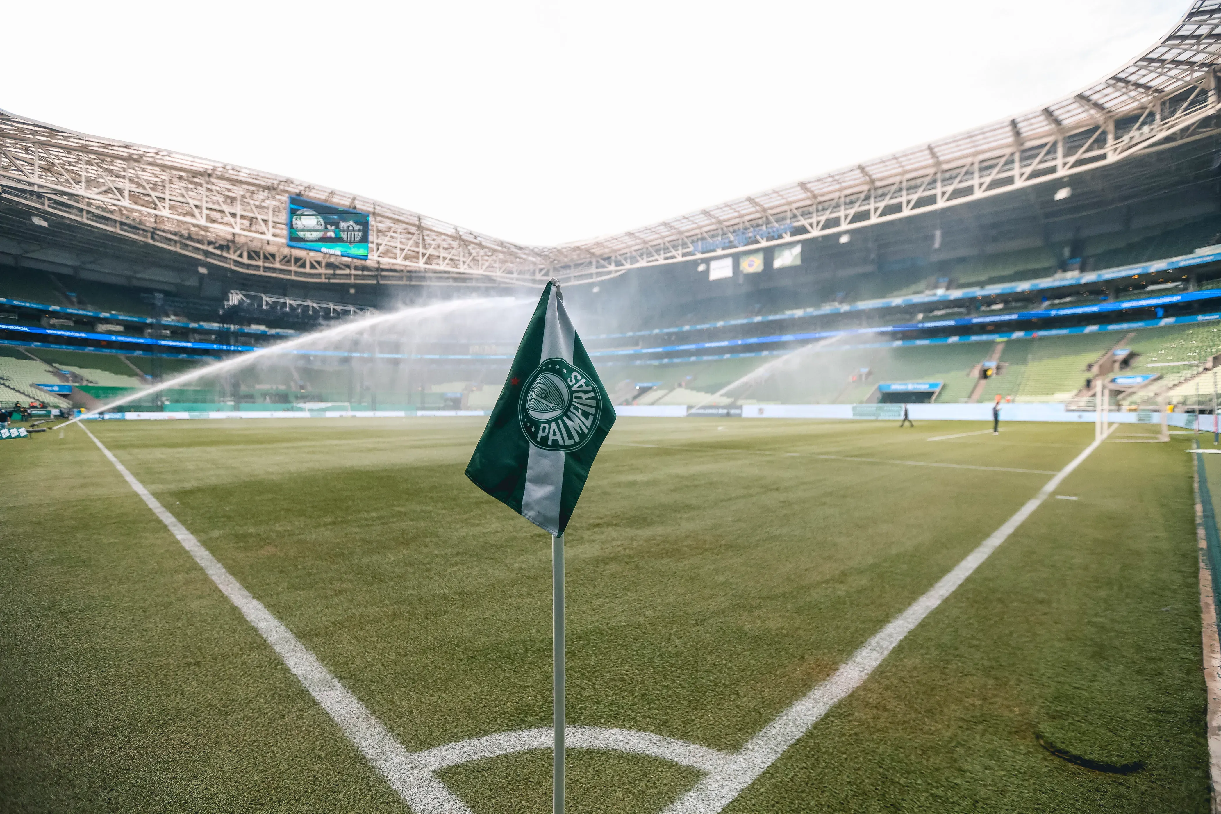 Gramado do Allianz Parque recebe tratamento. (Photo by Ricardo Moreira/Getty Images)