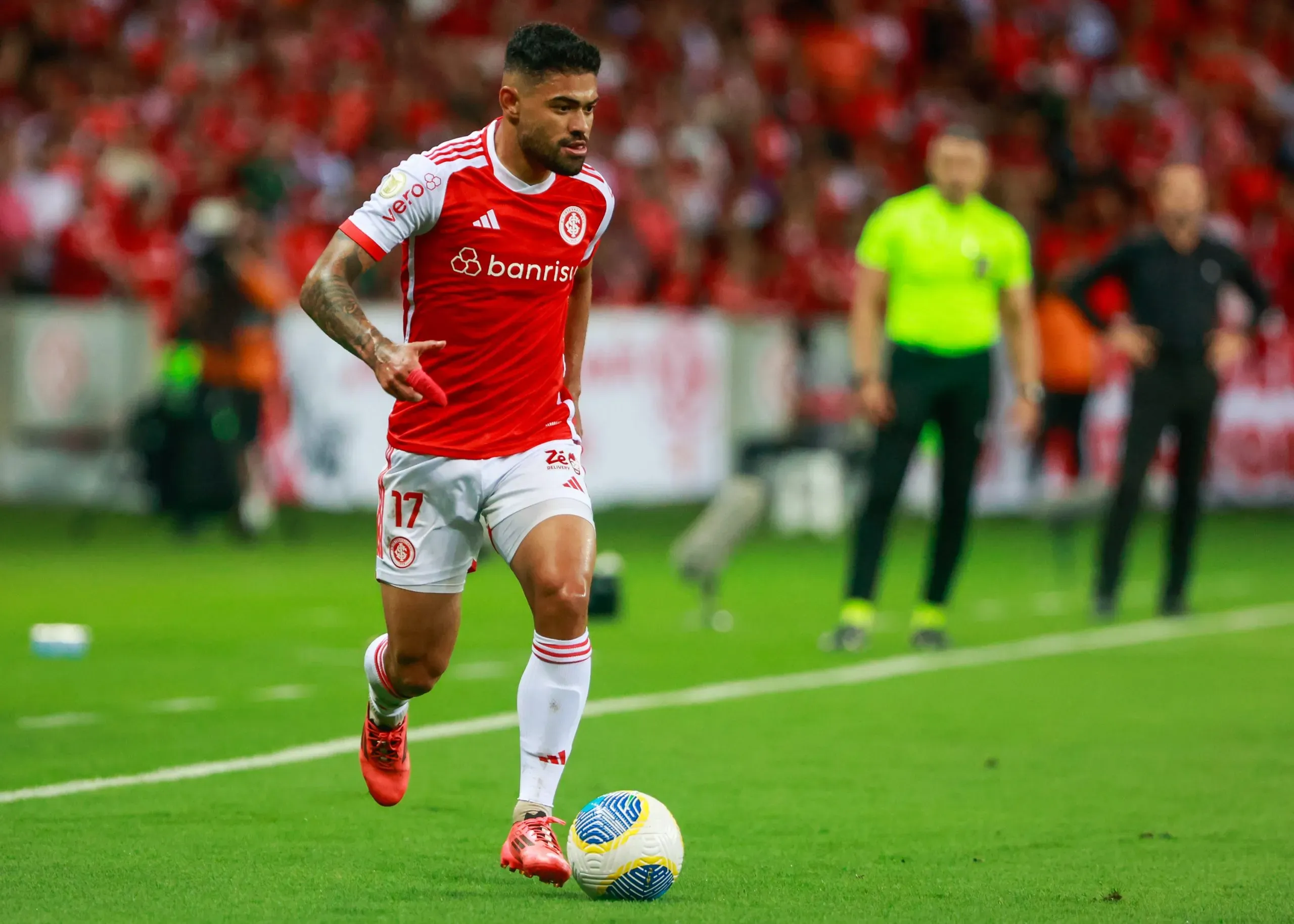 Bruno Tabata durante confronto entre Internacional e Botafogo no Campeonato Brasileiro de 2024. Foto: Luiz Erbes/AGIF