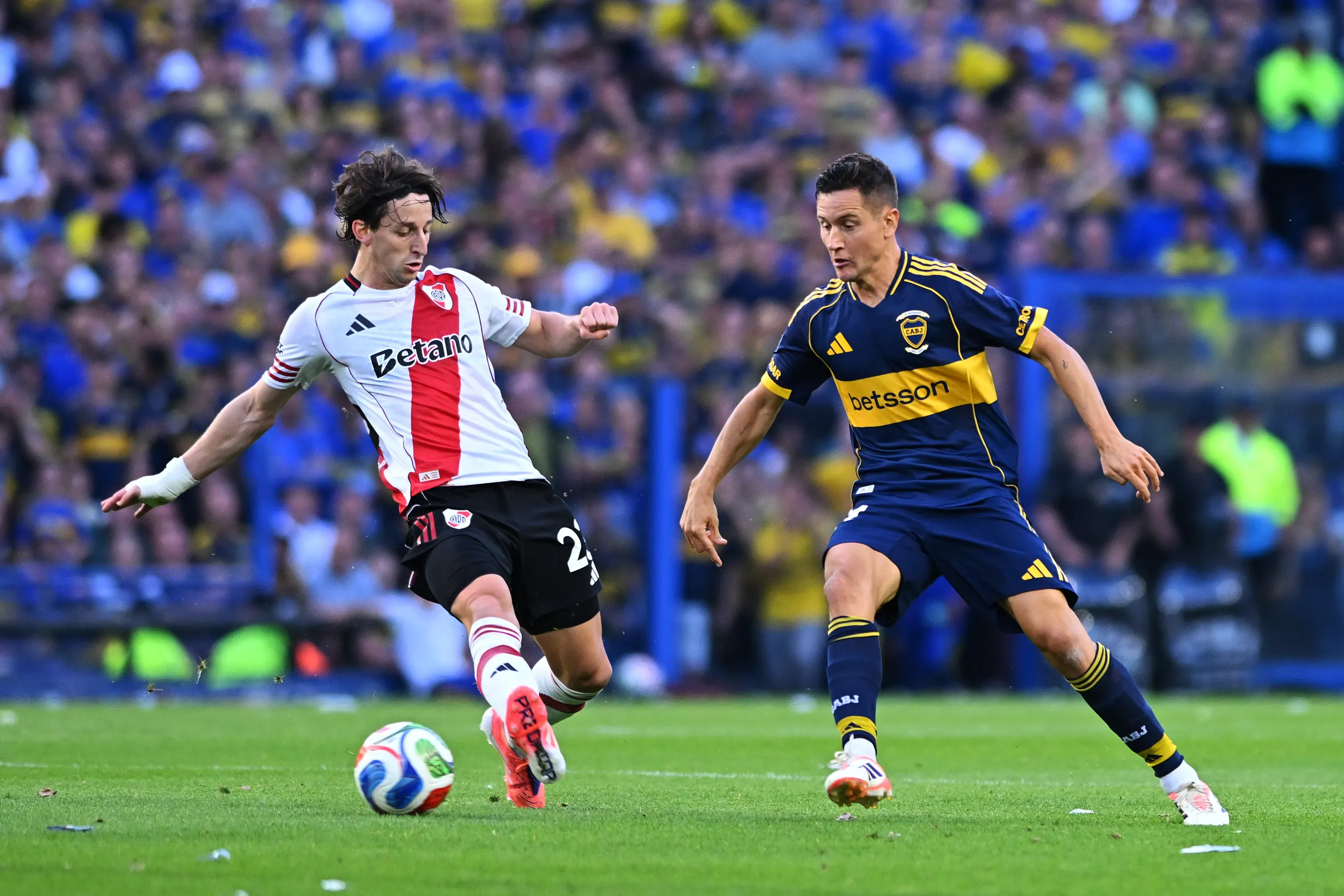 Matías Galarza em ação pelo River Plate contra o Boca. (Foto: Rodrigo Valle/Getty Images)