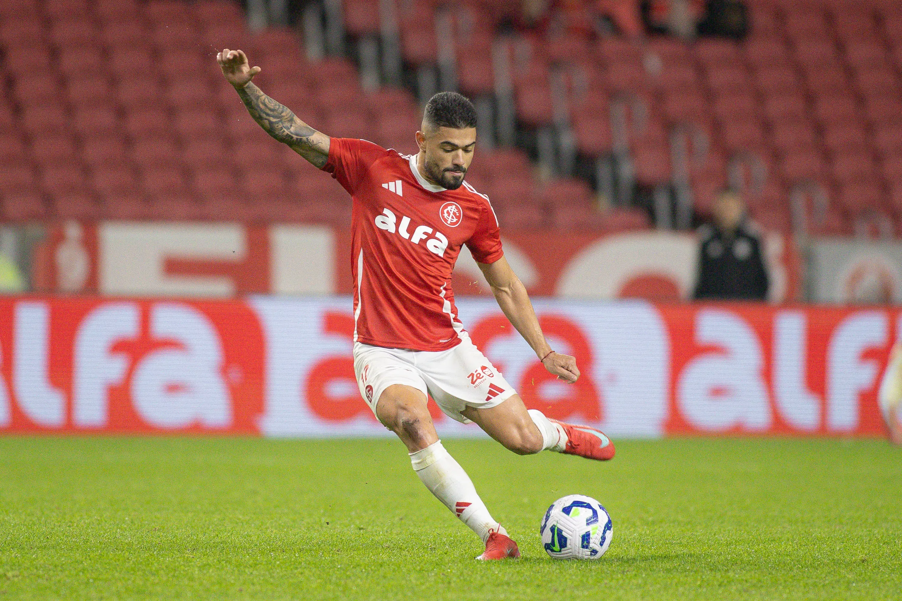 Bruno Tabata atuando em Internacional x São Paulo – Foto: Maxi Franzoi/AGIF