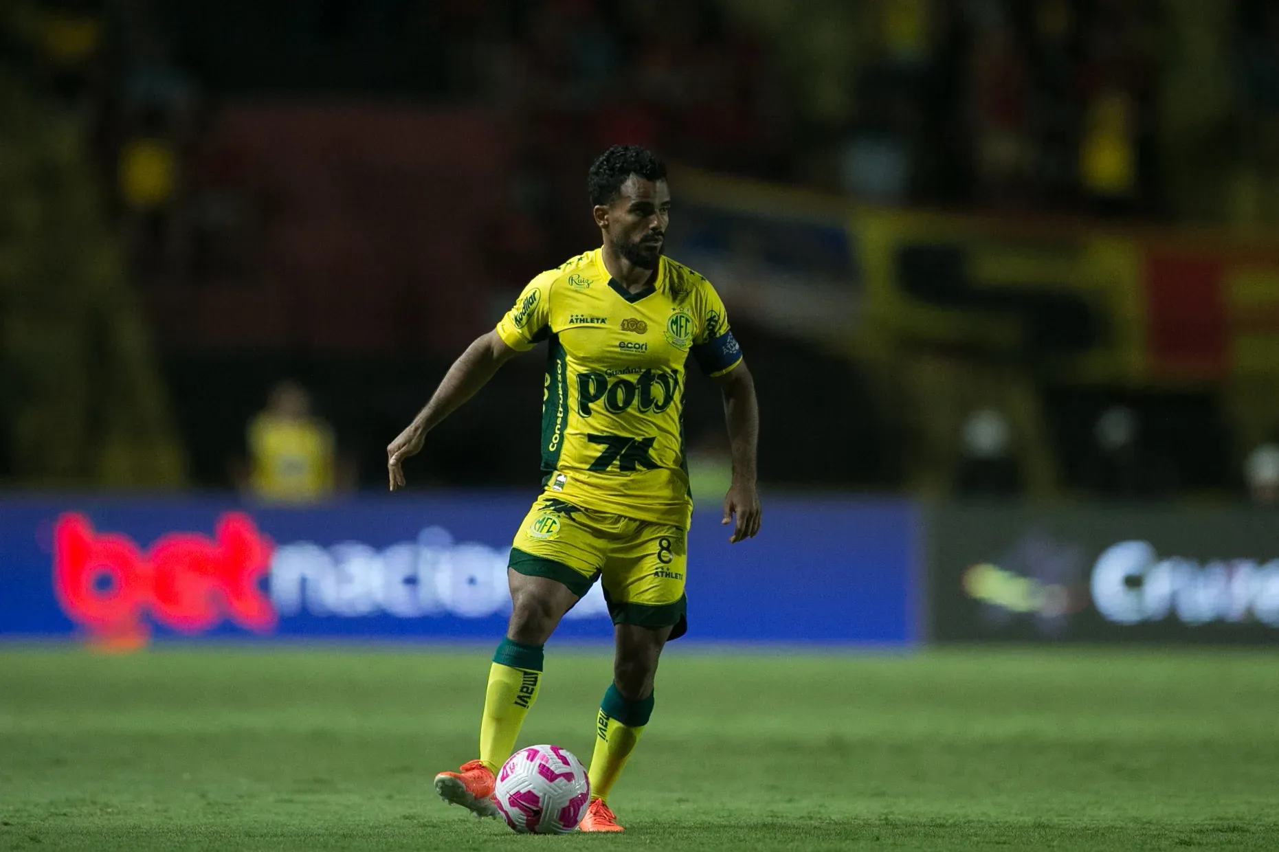 Danielzinho, jogador do Mirassol, durante a partida contra o Sport – Foto: Marlon Costa/AGIF