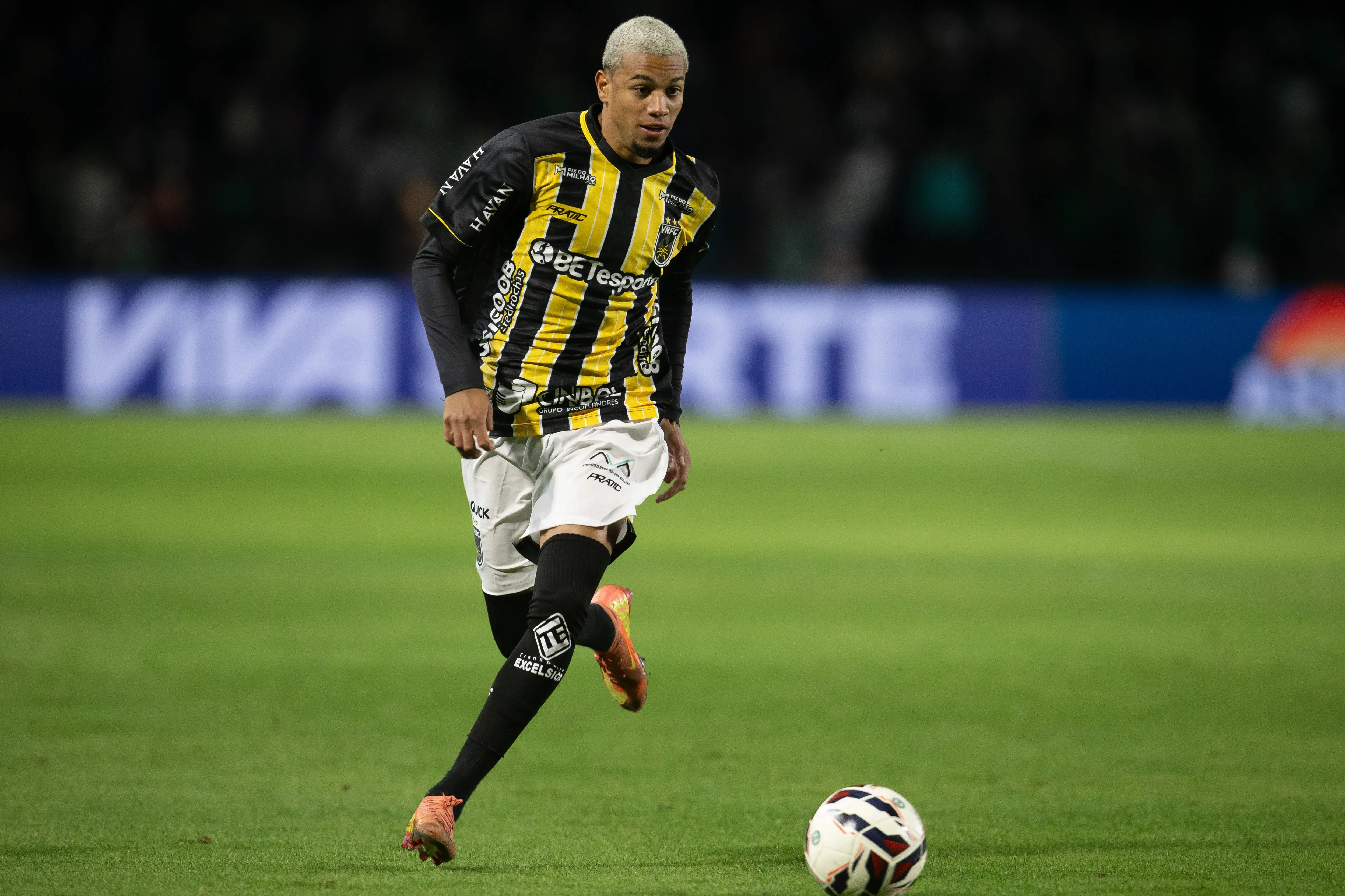 Jhonny atuando pelo Volta Redonda em 2025 – Foto: Hedeson Alves/AGIF