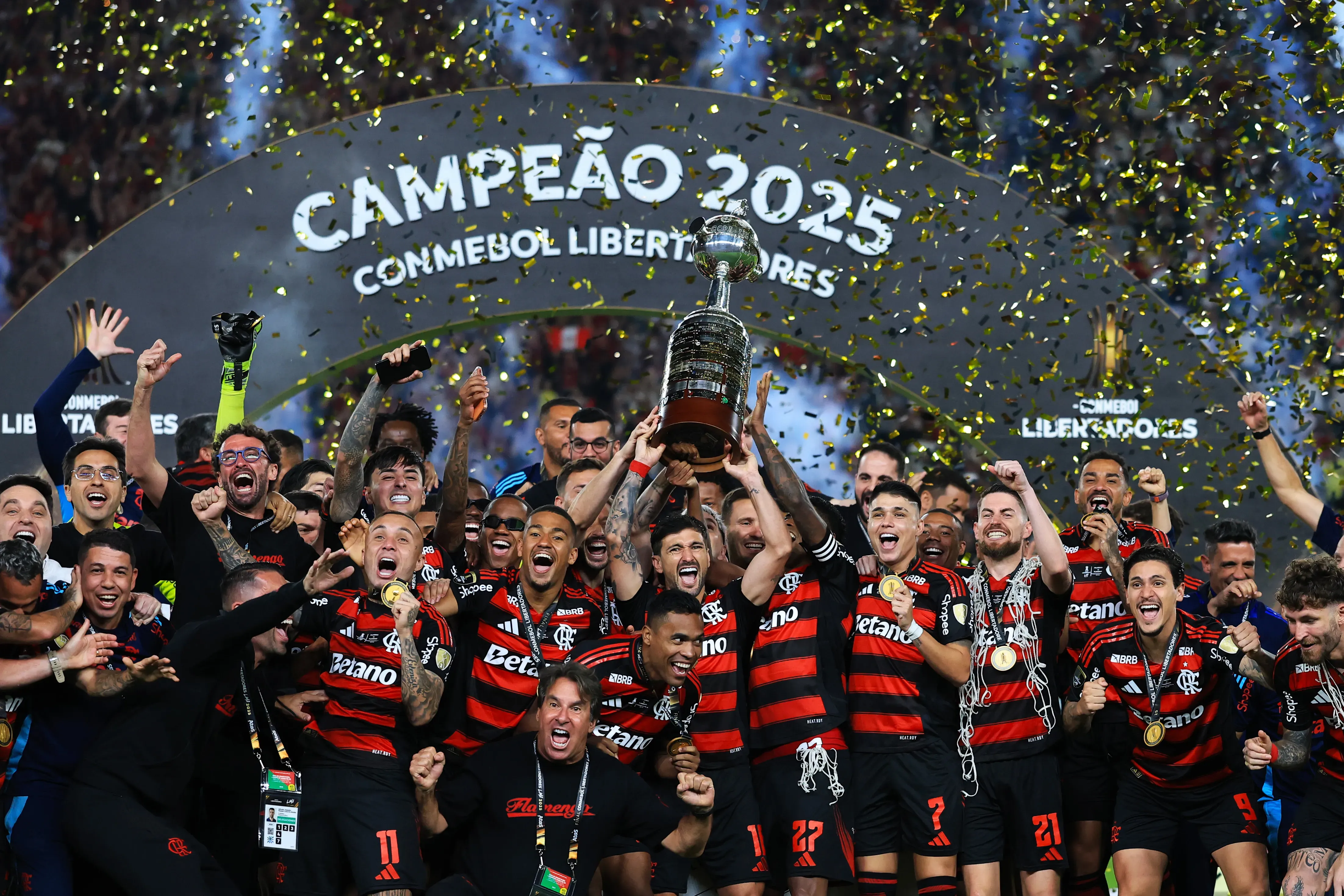 LIMA, PERU – NOVEMBER 29: Giorgian de Arrascaeta and Bruno Henrique of Flamengo lift the Champion’s trophy after winning the the 2025 Copa CONMEBOL Libertadores Final match between Palmeiras and Flamengo at Estadio Monumental on November 29, 2025 in Lima, Peru. (Photo by Buda Mendes/Getty Images)