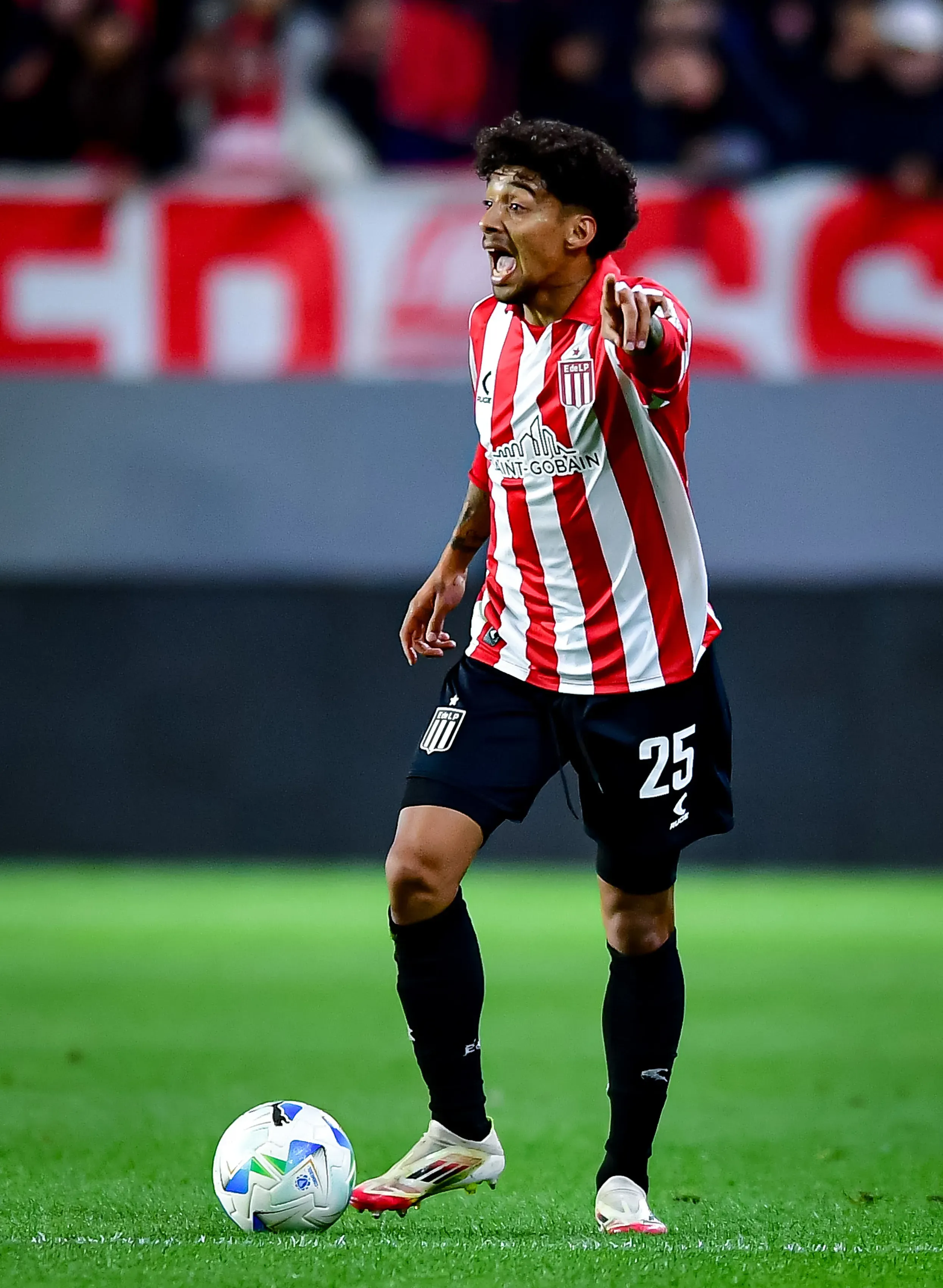 LA PLATA, ARGENTINA – AUGUST 20: Cristian Medina of Estudiantes gestures during the Copa CONMEBOL Libertadores 2025 round of 16 second leg match between Estudiantes and Cerro Porteño at Jorge Luis Hirschi Stadium on August 20, 2025 in La Plata, Argentina. (Photo by Marcelo Endelli/Getty Images)