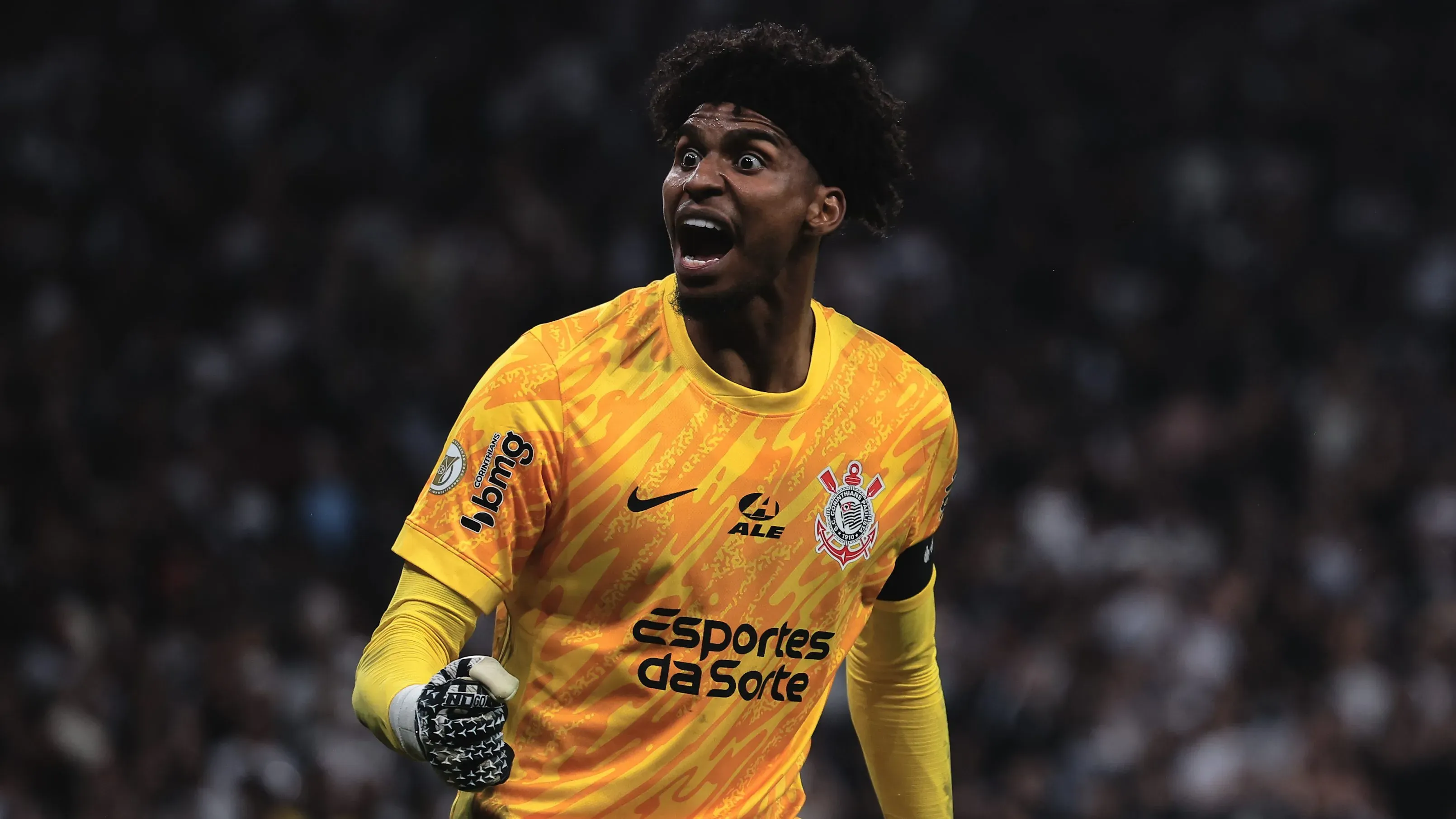 Hugo Souza está pendurado – Foto: Ettore Chiereguini/AGIF.