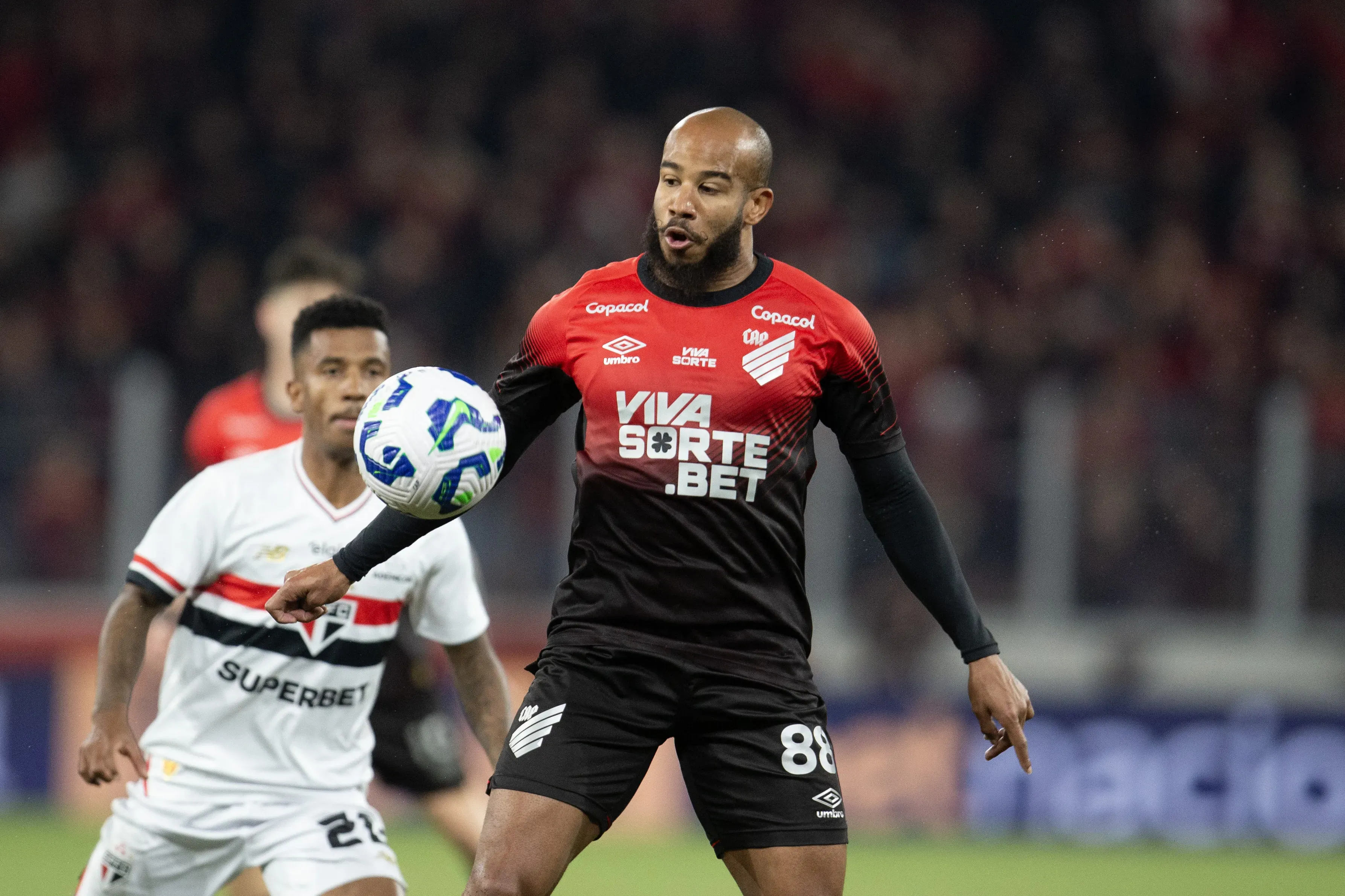 Patrick deixará o Furacão – Foto: Hedeson Alves/AGIF.