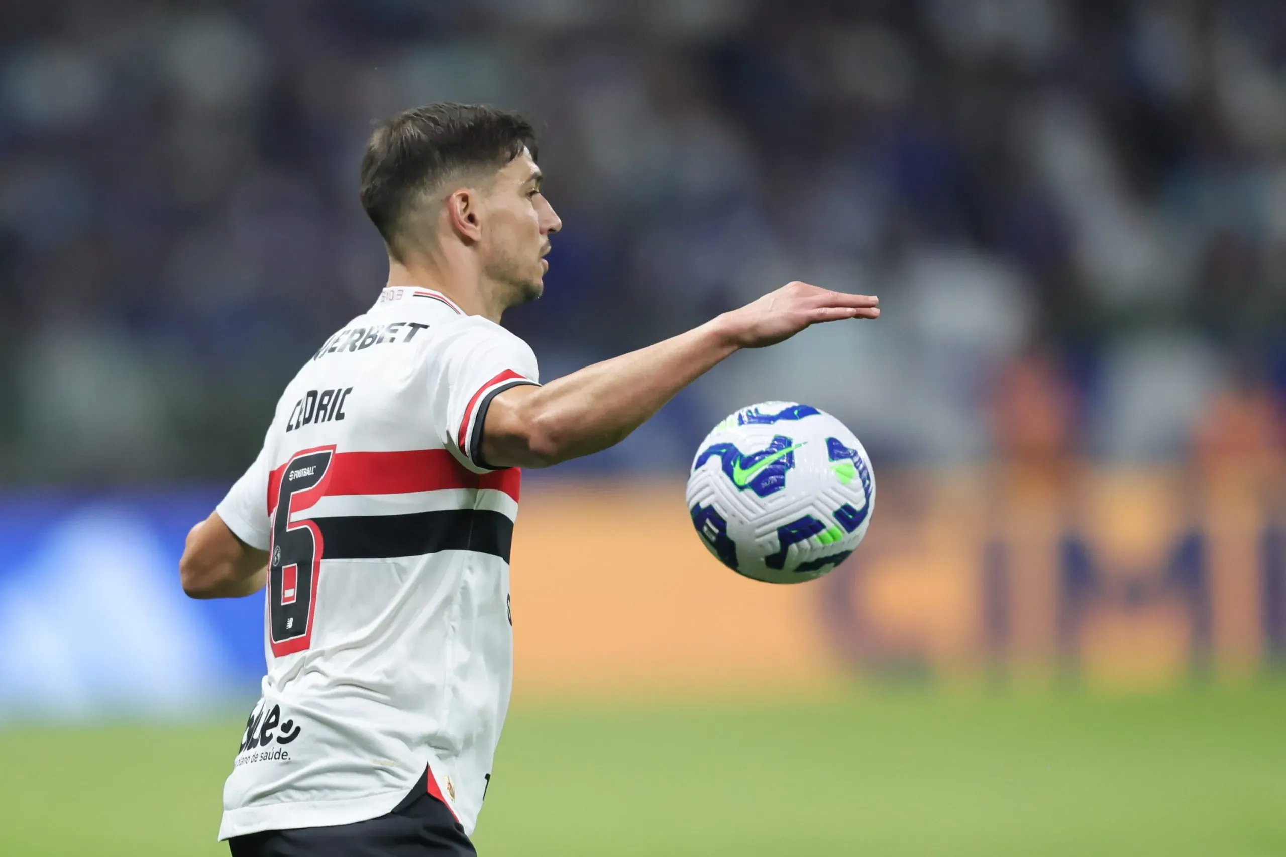 Cédric durante partida contra o Cruzeiro no Campeonato Brasileiro de 2025. Foto: Gilson Lobo/AGIF