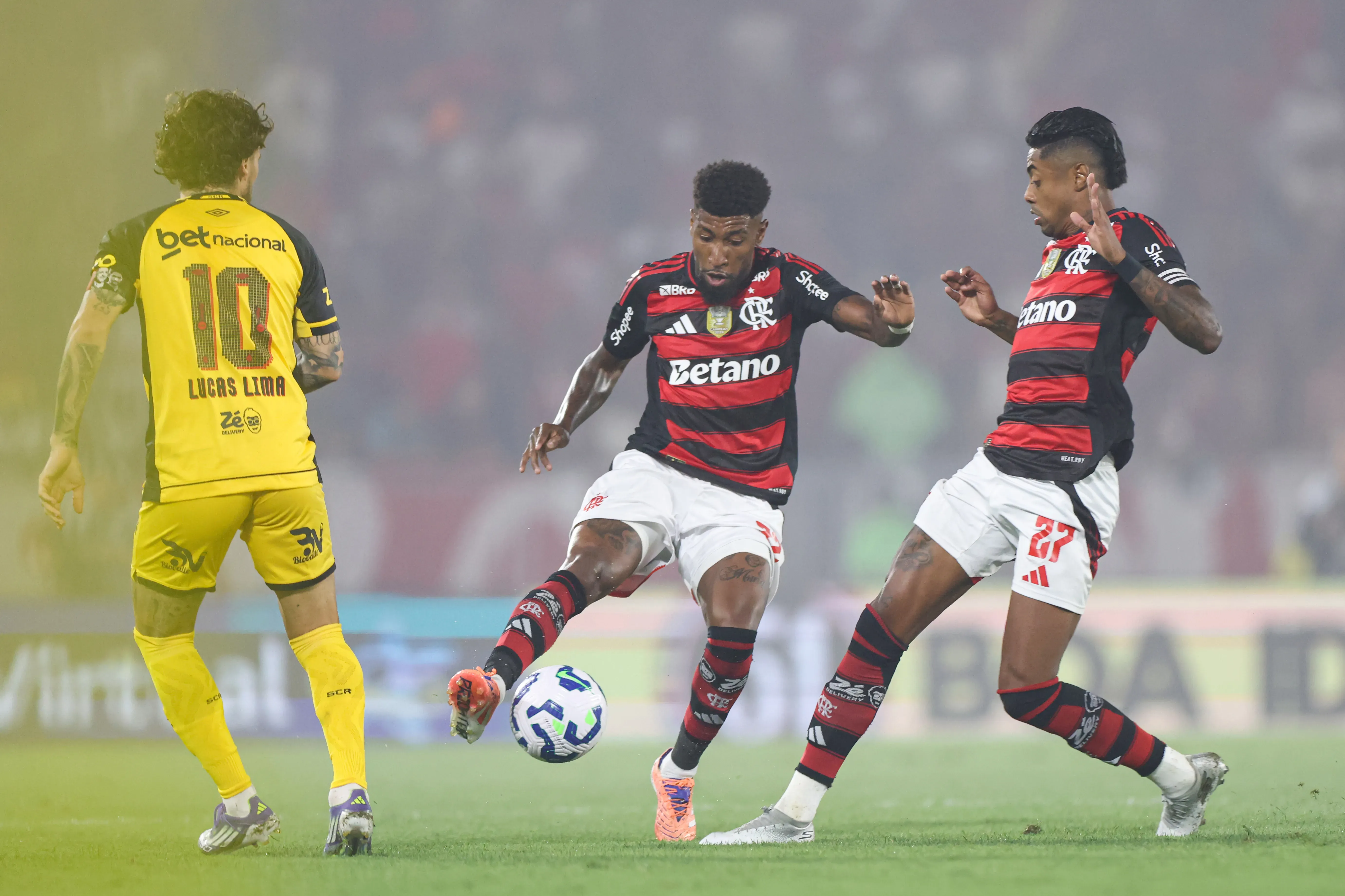 RIO DE JANEIRO, BRAZIL – NOVEMBER 1: Emerson Royal of Flamengo controls the ball during the match between Flamengo and Sport Recife as part of Brasileirao 2025 at Maracana Stadium on November 1, 2025 in Rio de Janeiro, Brazil. (Photo by Lucas Figueiredo/Getty Images)